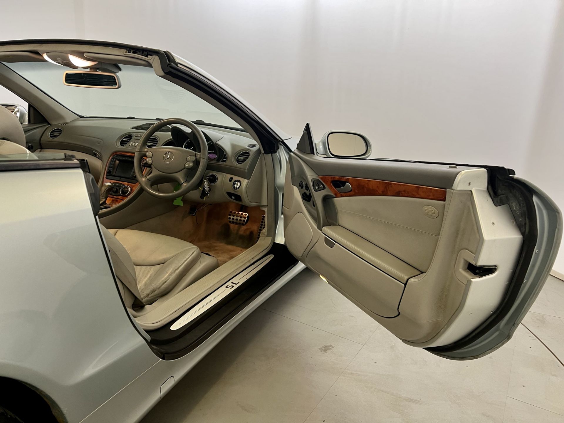 Mercedes-Benz SL350 - Image 17 of 29