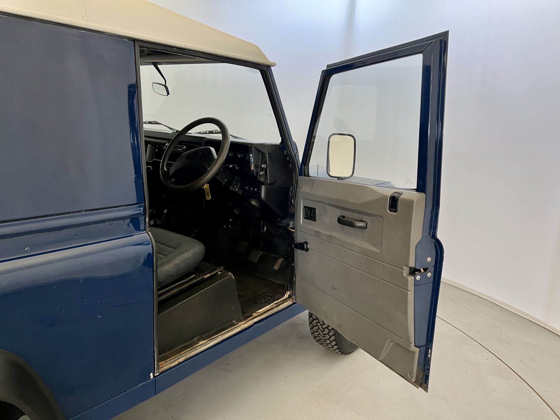 Land Rover Defender 90 - Image 18 of 31