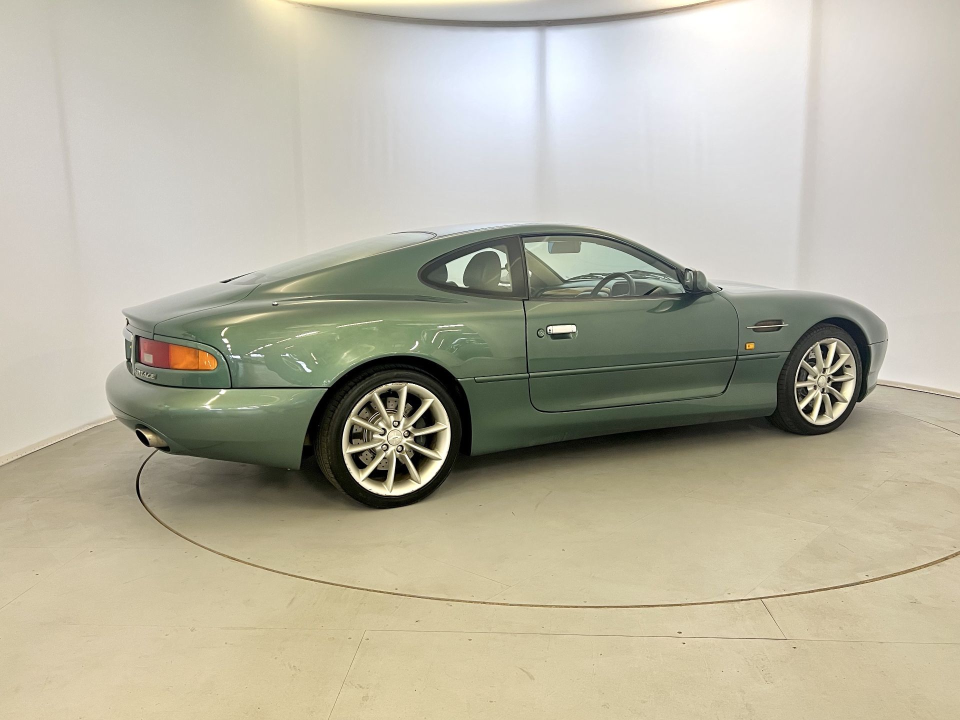 Aston Martin DB7 Vantage - Image 10 of 30