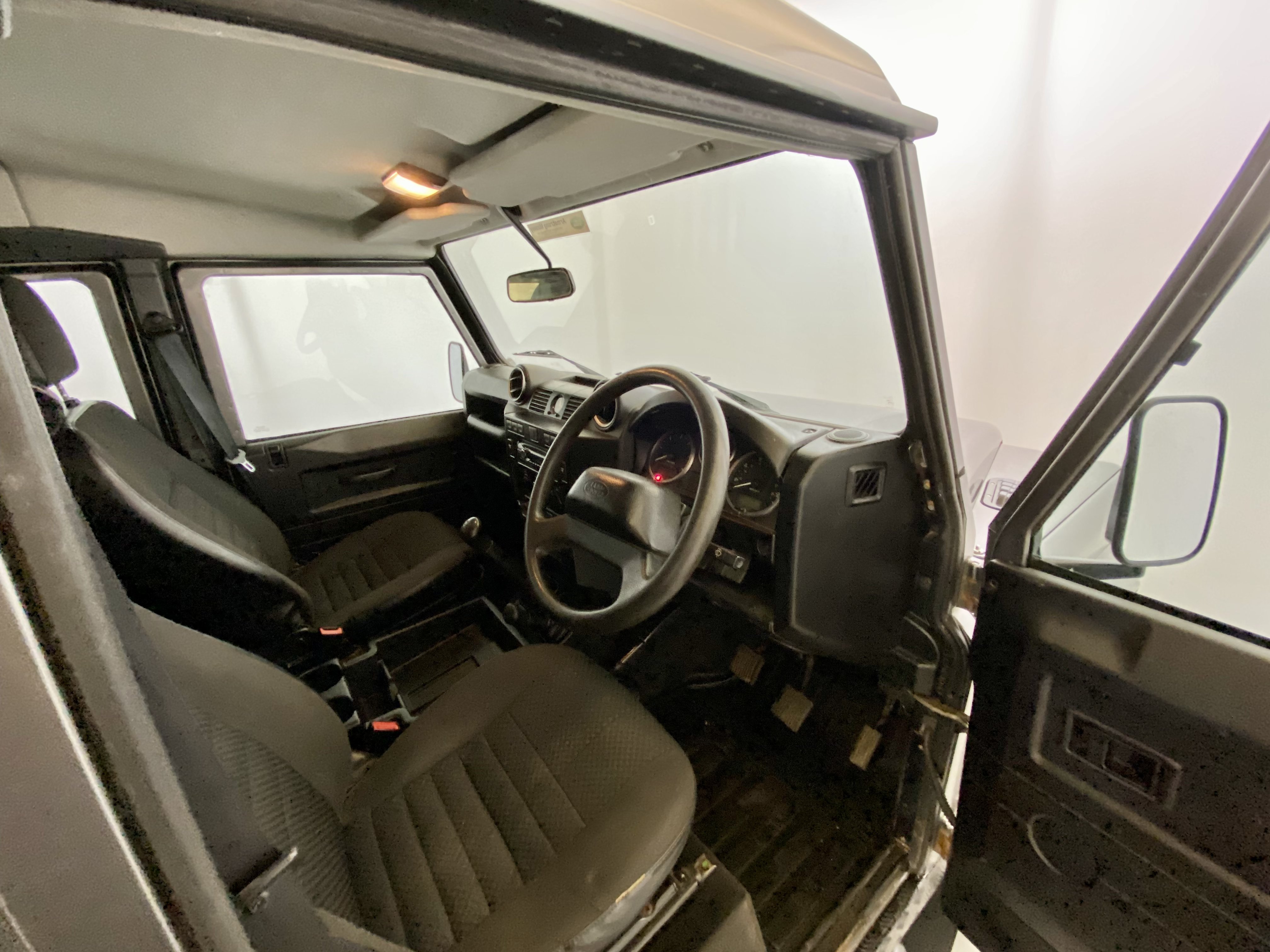 Land Rover Defender 110 TDCI Utility - Image 25 of 33