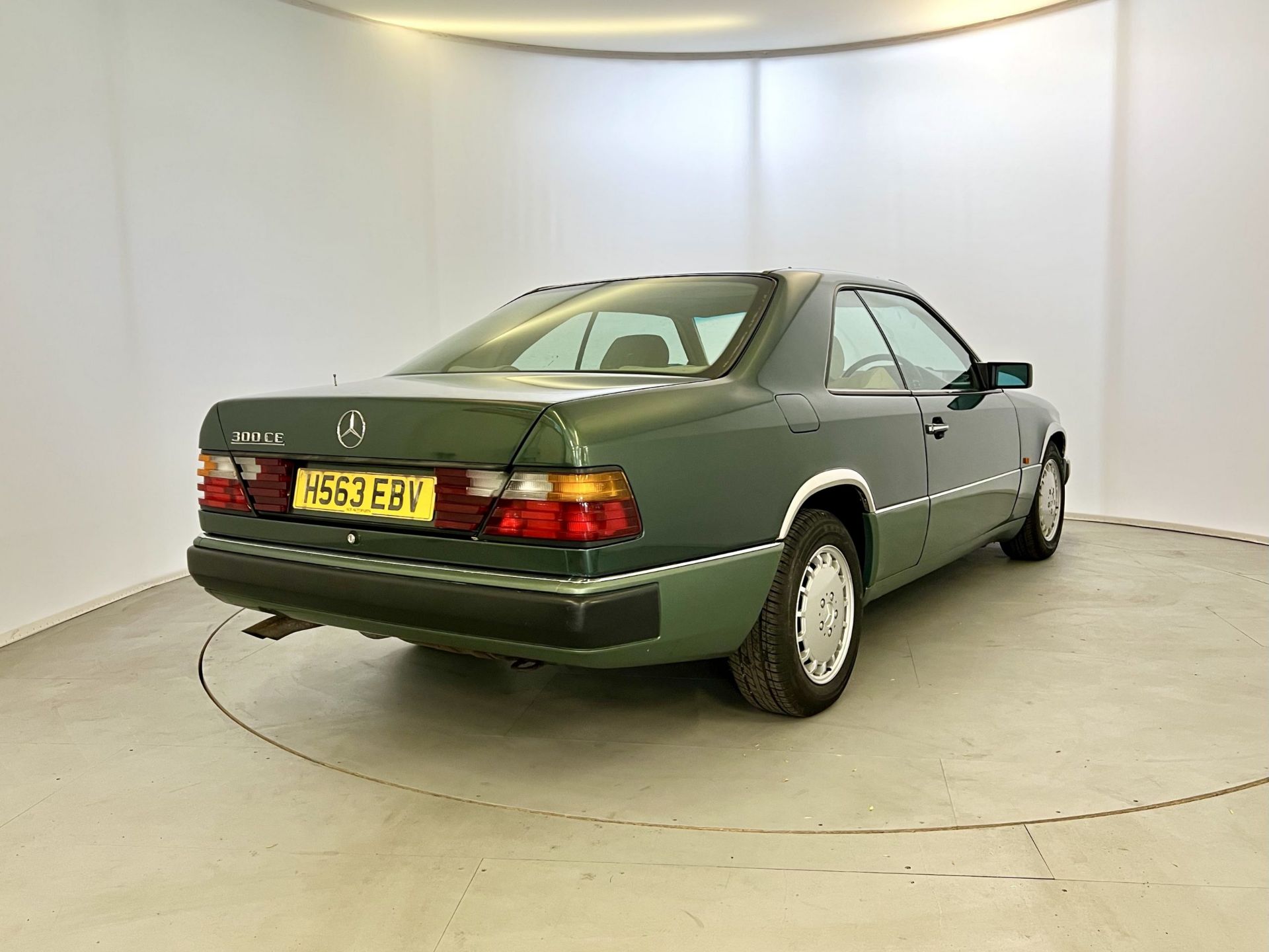 Mercedes 300CE - Image 9 of 30