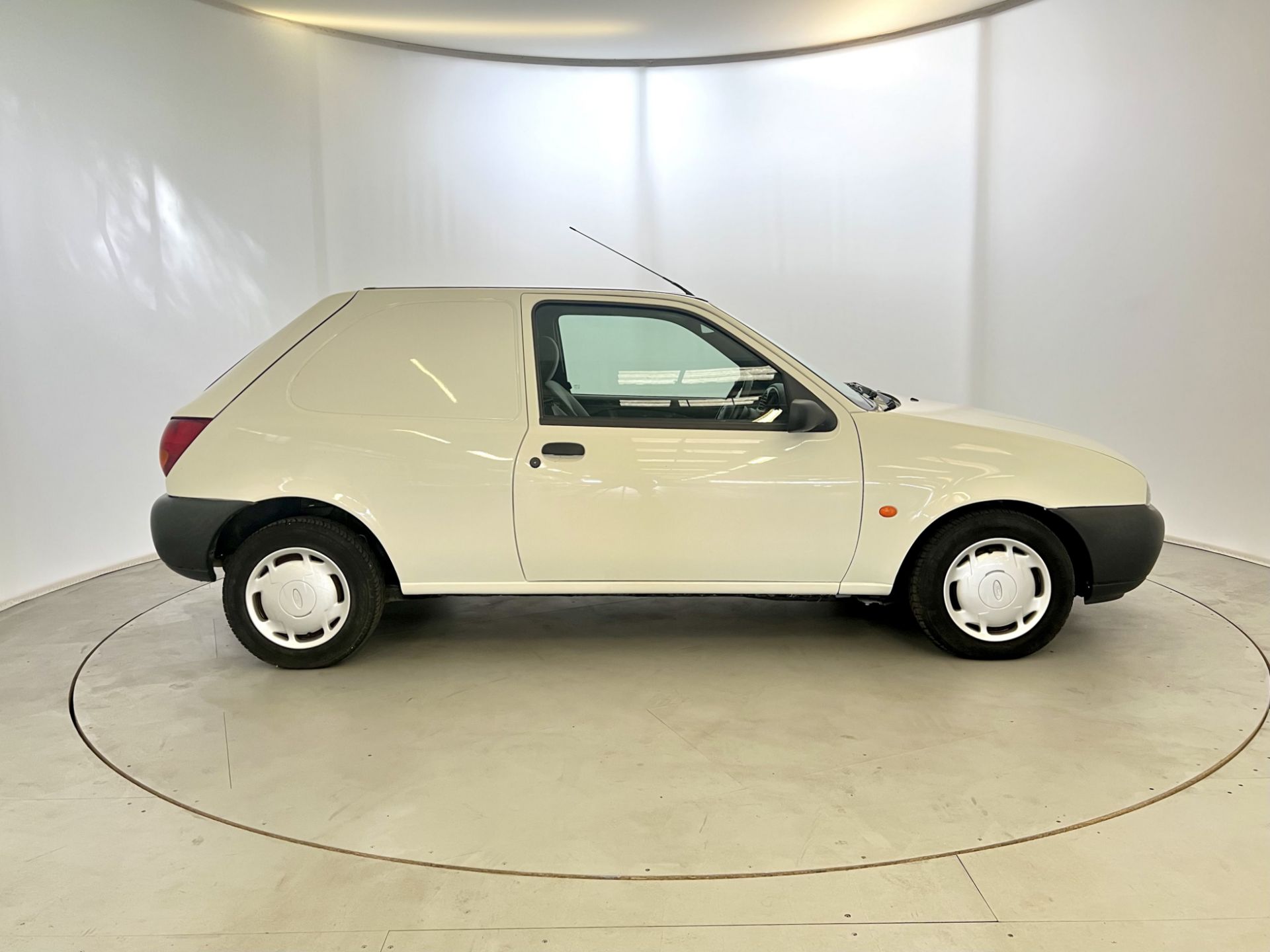 Ford Fiesta Van - Image 11 of 29