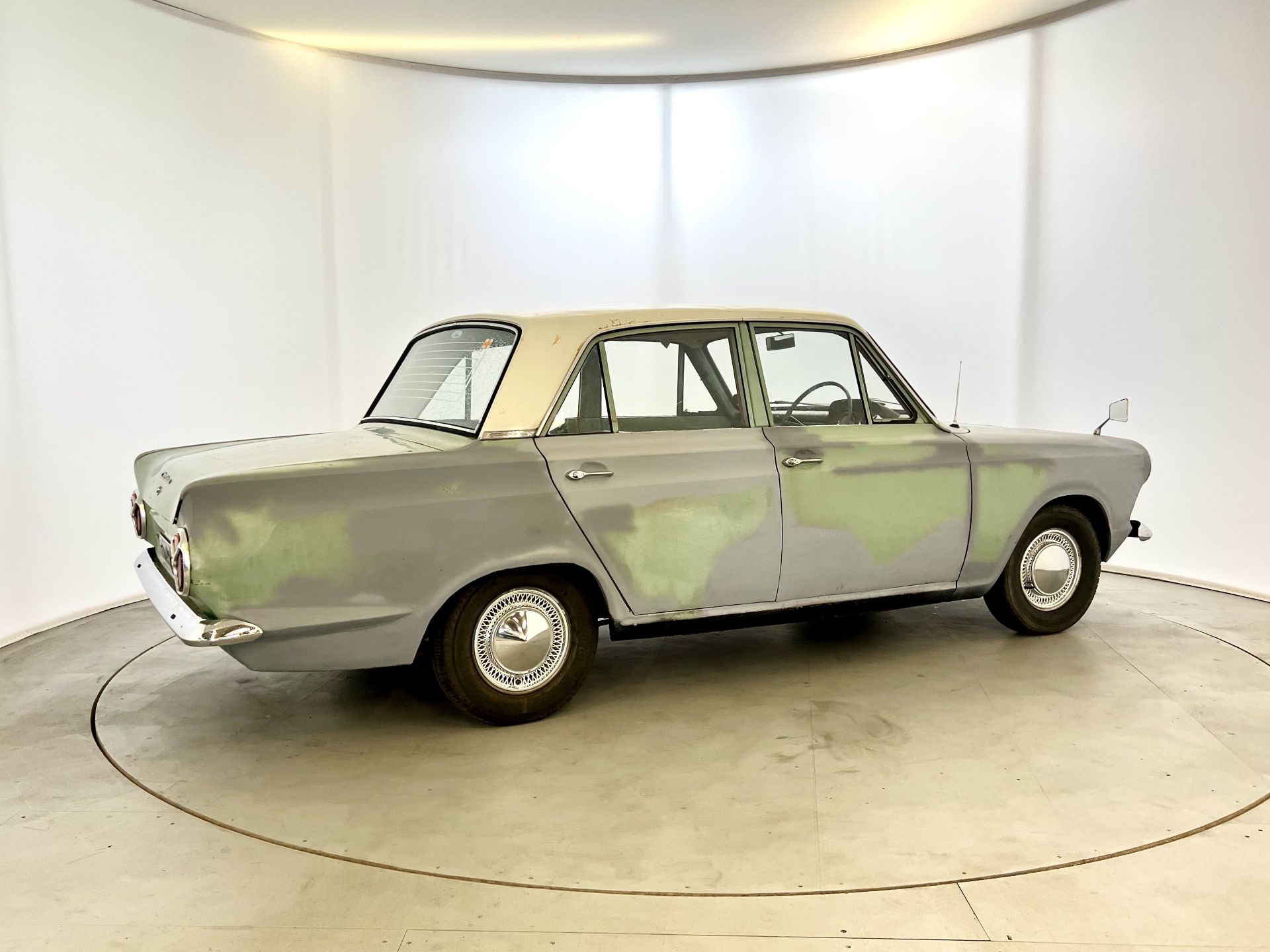 Ford Cortina Deluxe - Image 10 of 31