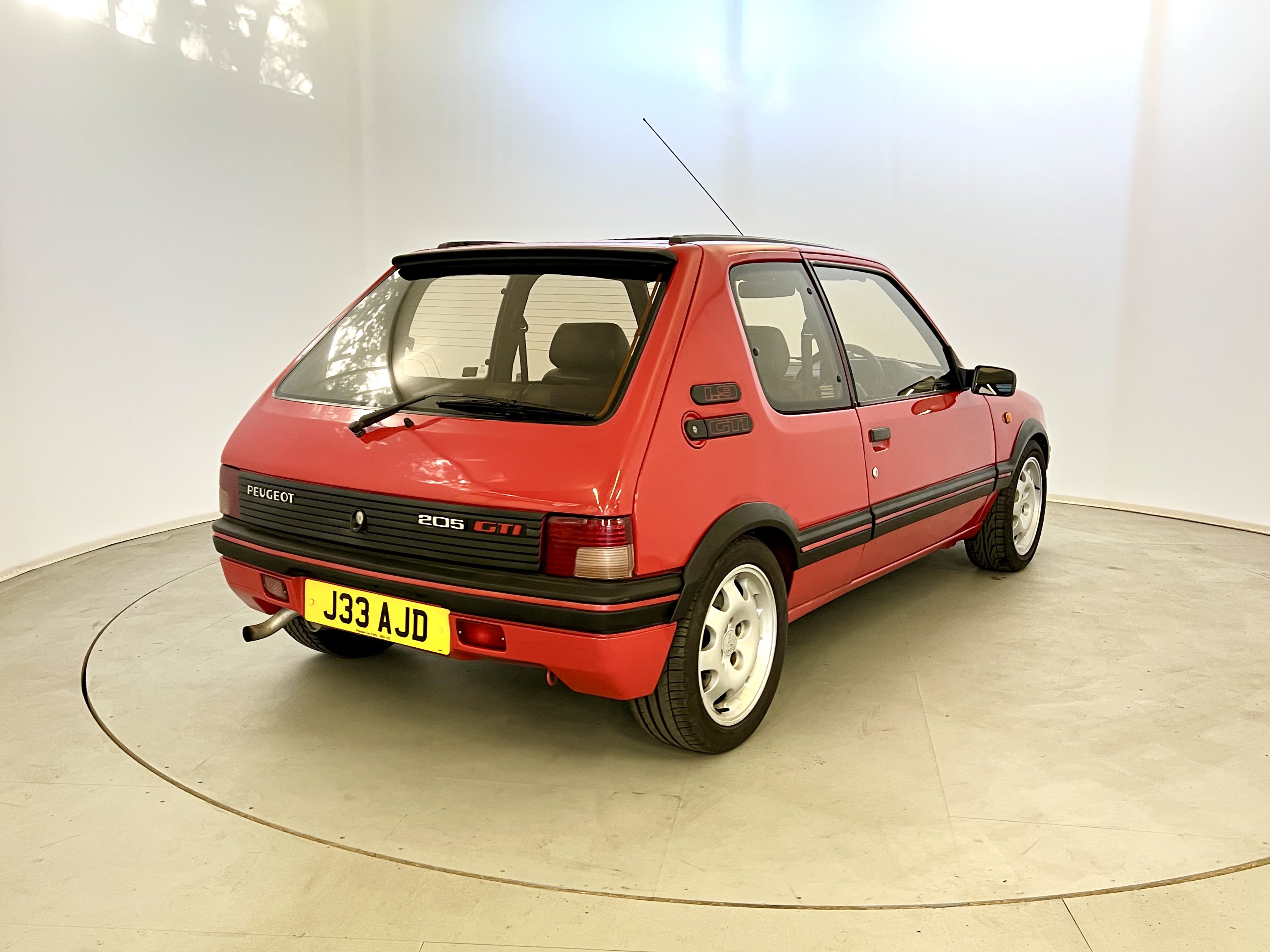 Peugeot 205 GTI 1.9 - Image 9 of 30