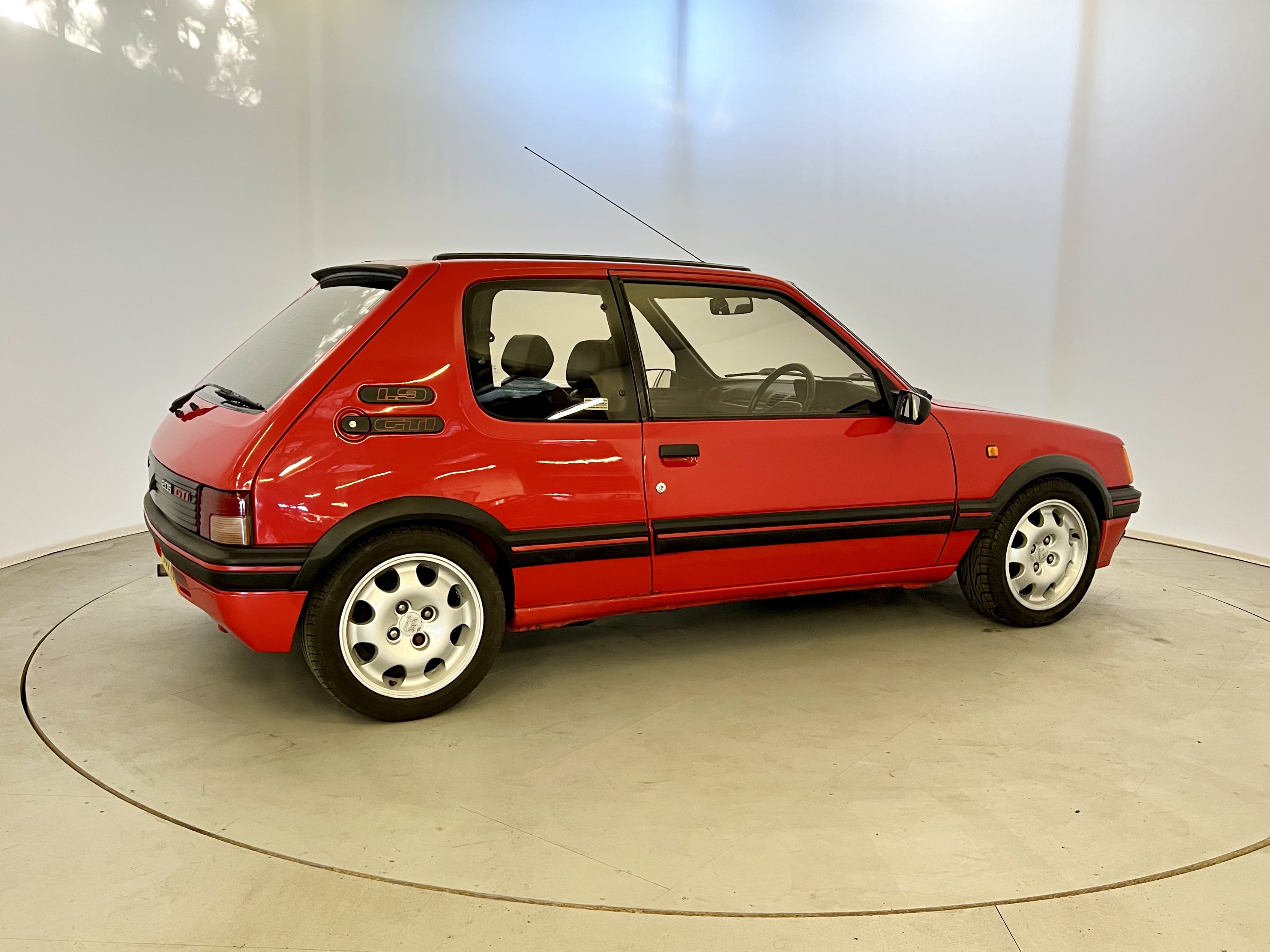 Peugeot 205 GTI 1.9 - Image 10 of 30