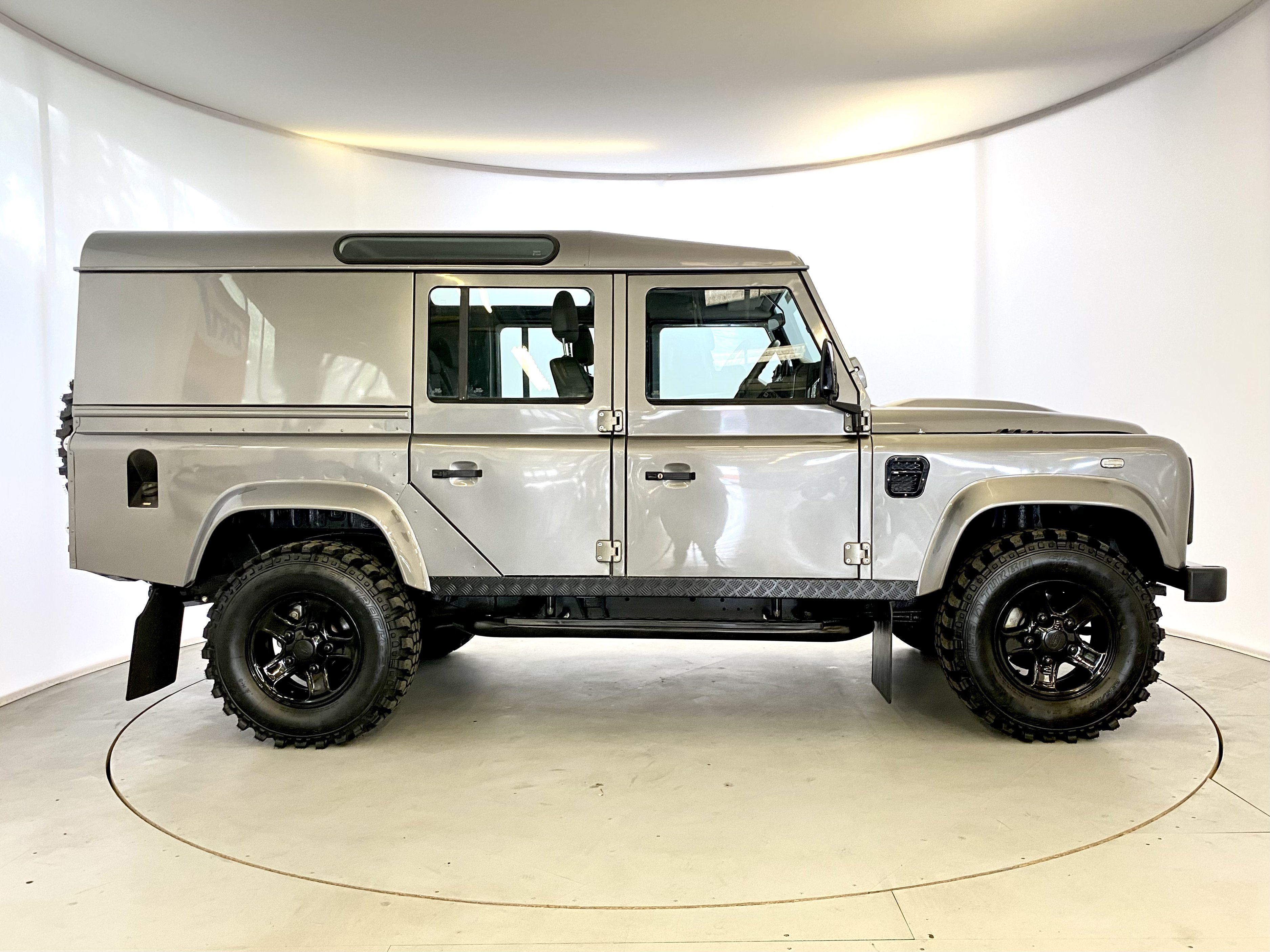 Land Rover Defender 110 TDCI Utility - Image 11 of 33