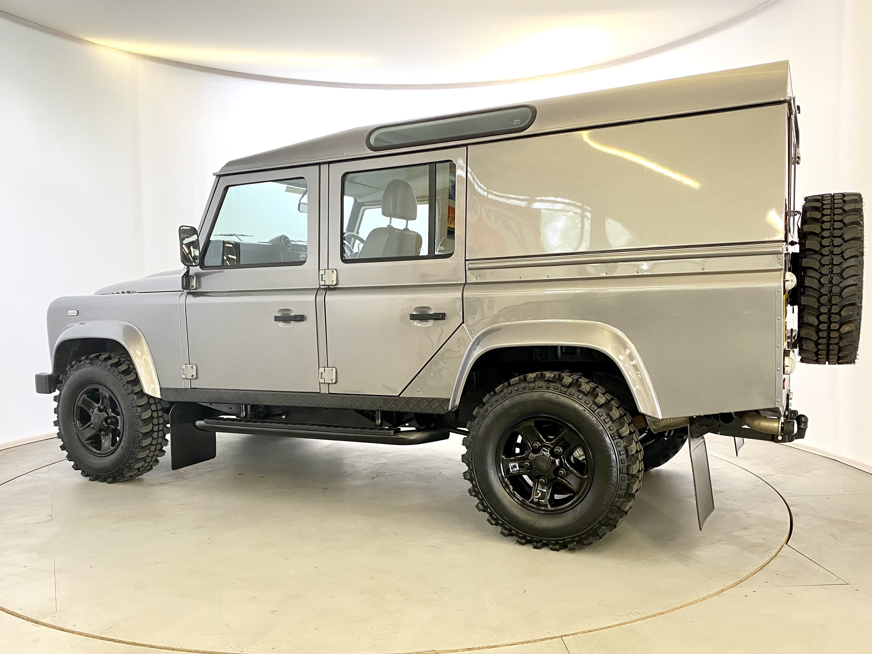 Land Rover Defender 110 TDCI Utility - Image 6 of 33