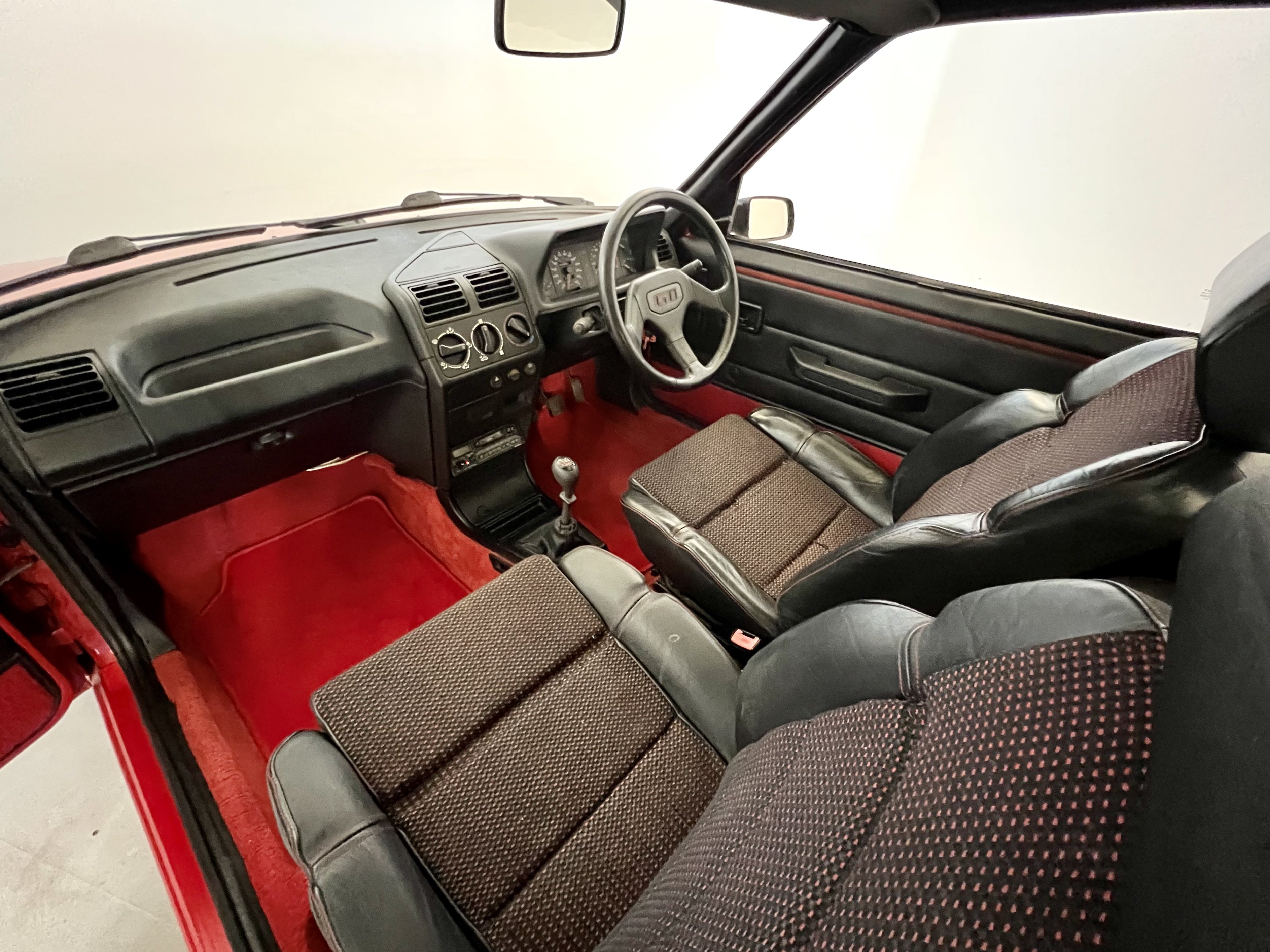 Peugeot 205 GTI 1.9 - Image 23 of 30