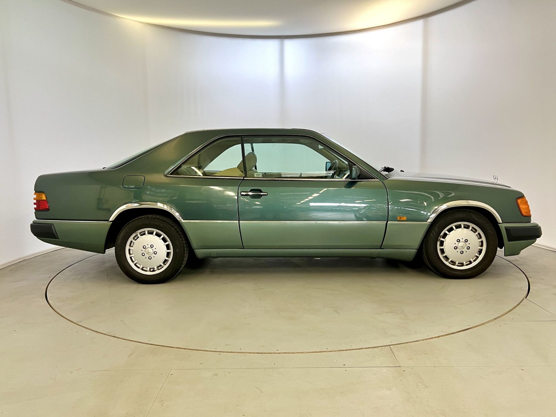 Mercedes 300CE - Image 11 of 30