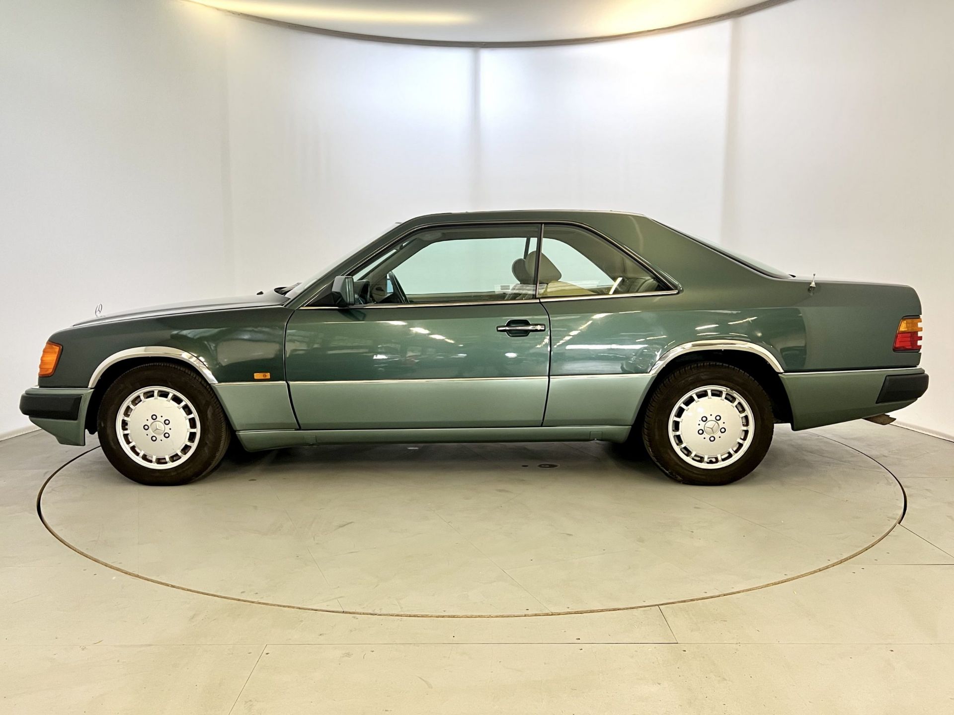 Mercedes 300CE - Image 5 of 30
