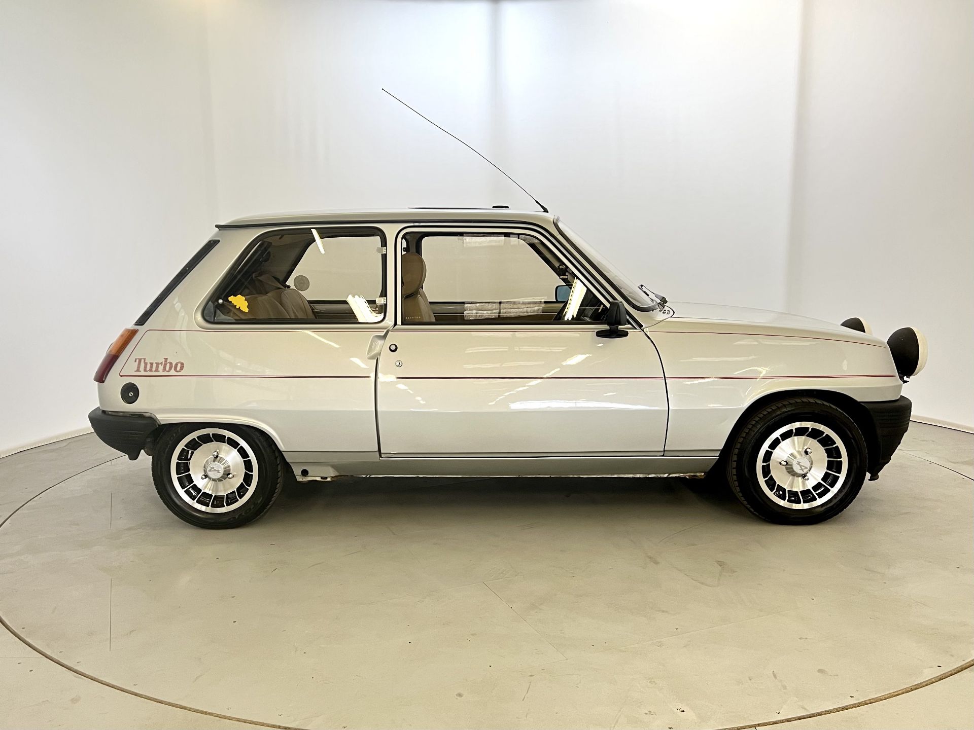 Renault 5 Gordini Turbo - Image 11 of 29