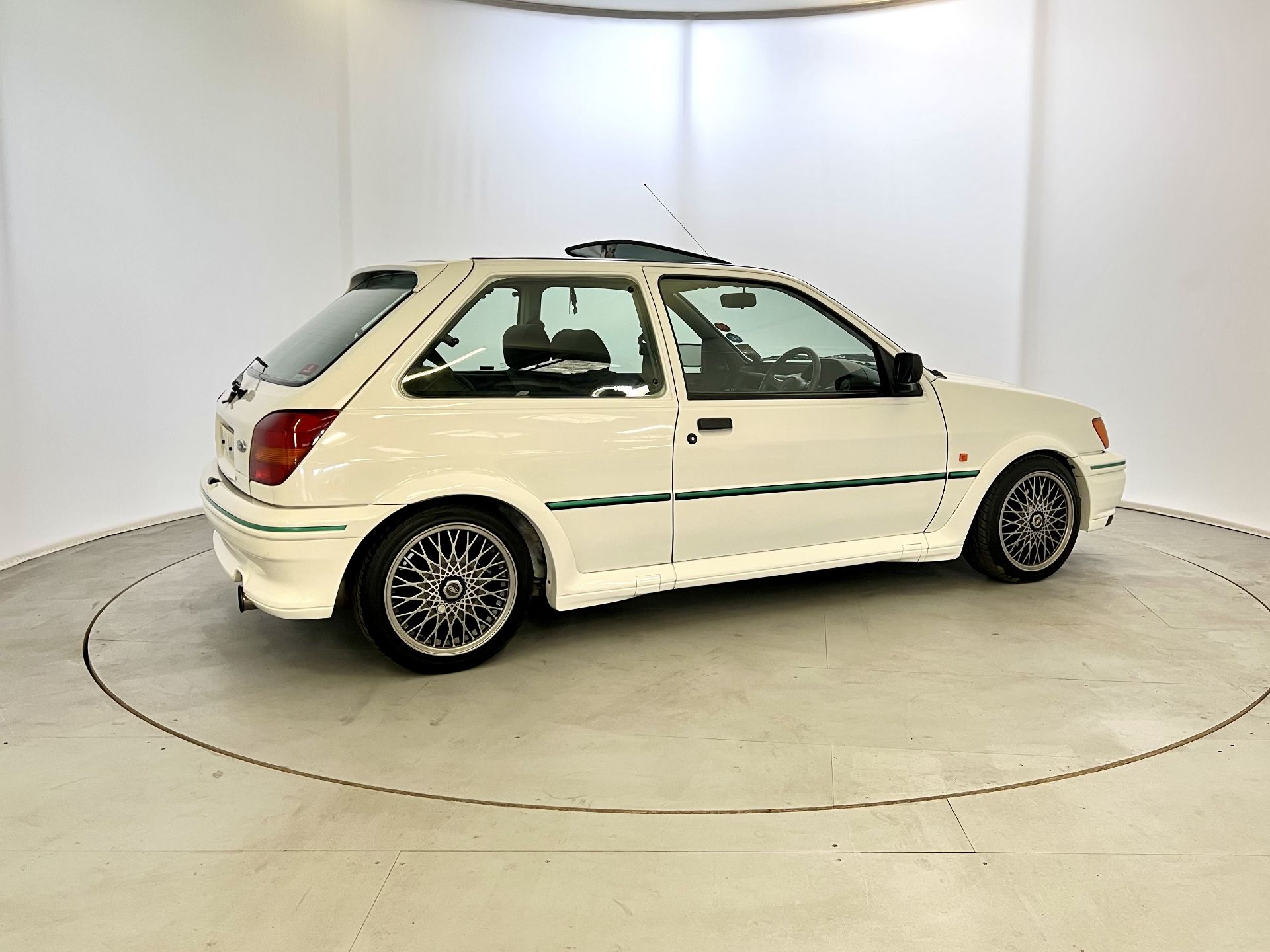 Ford Fiesta RS Turbo - Image 10 of 26