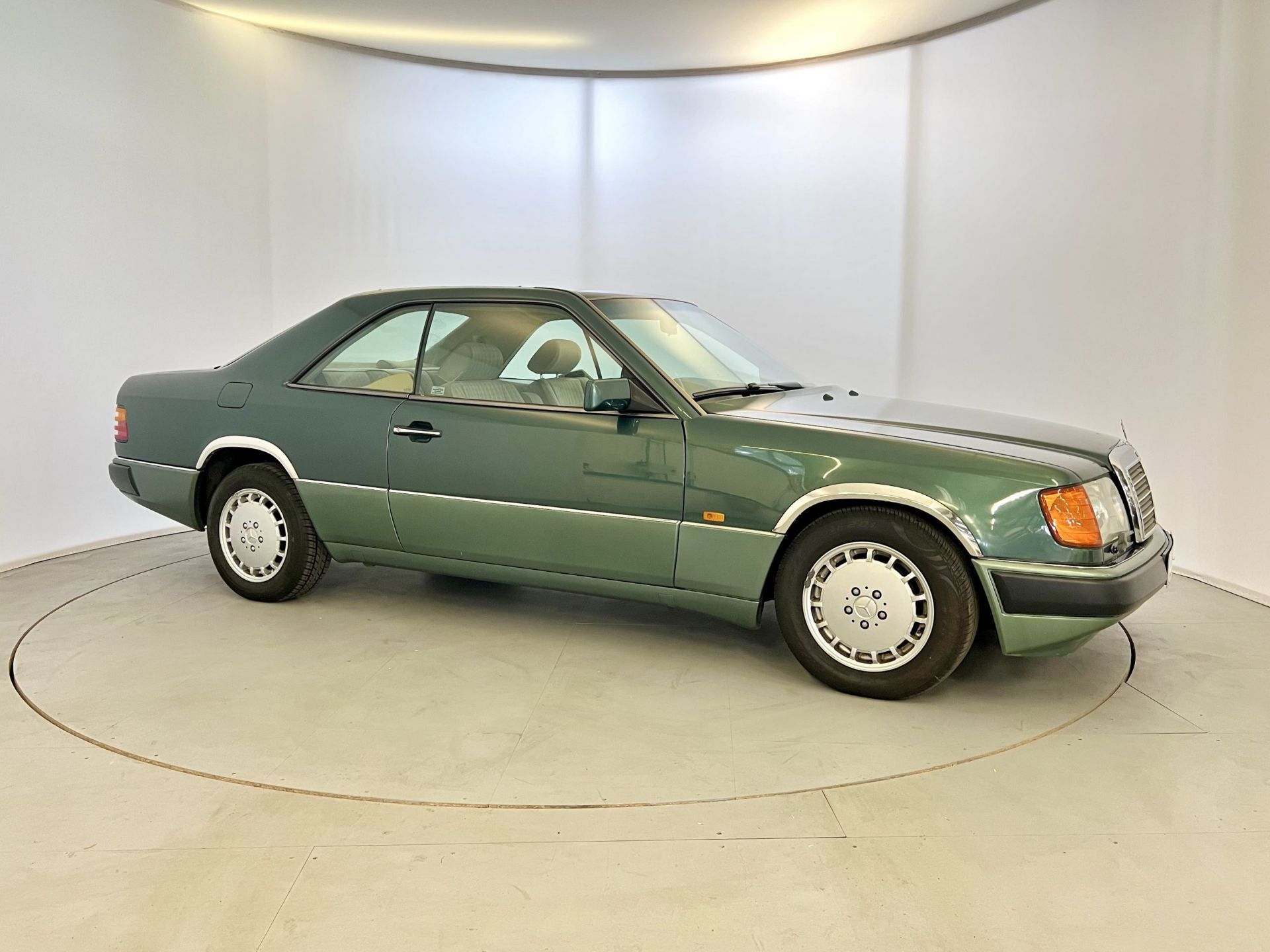Mercedes 300CE - Image 12 of 30