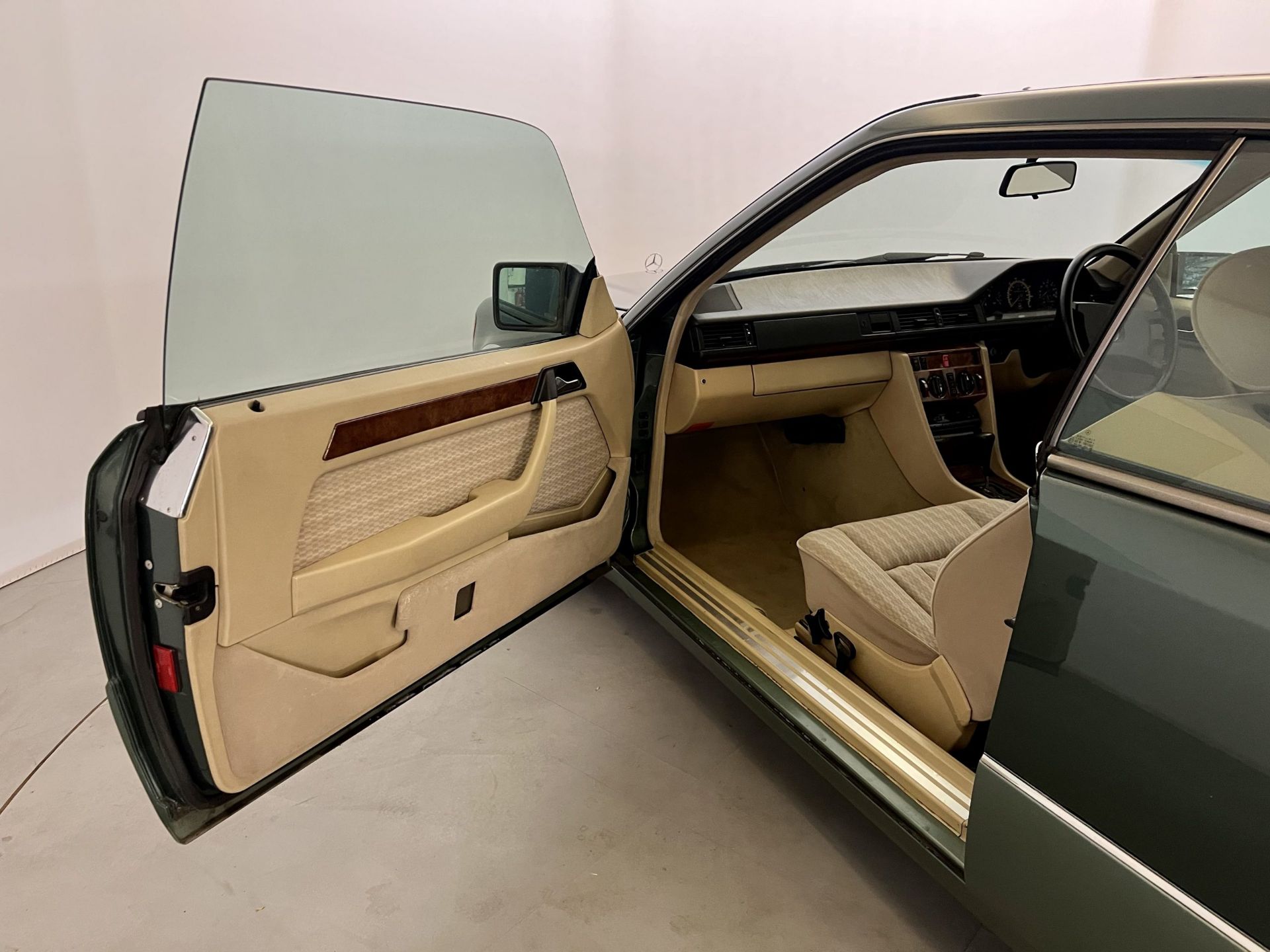 Mercedes 300CE - Image 21 of 30