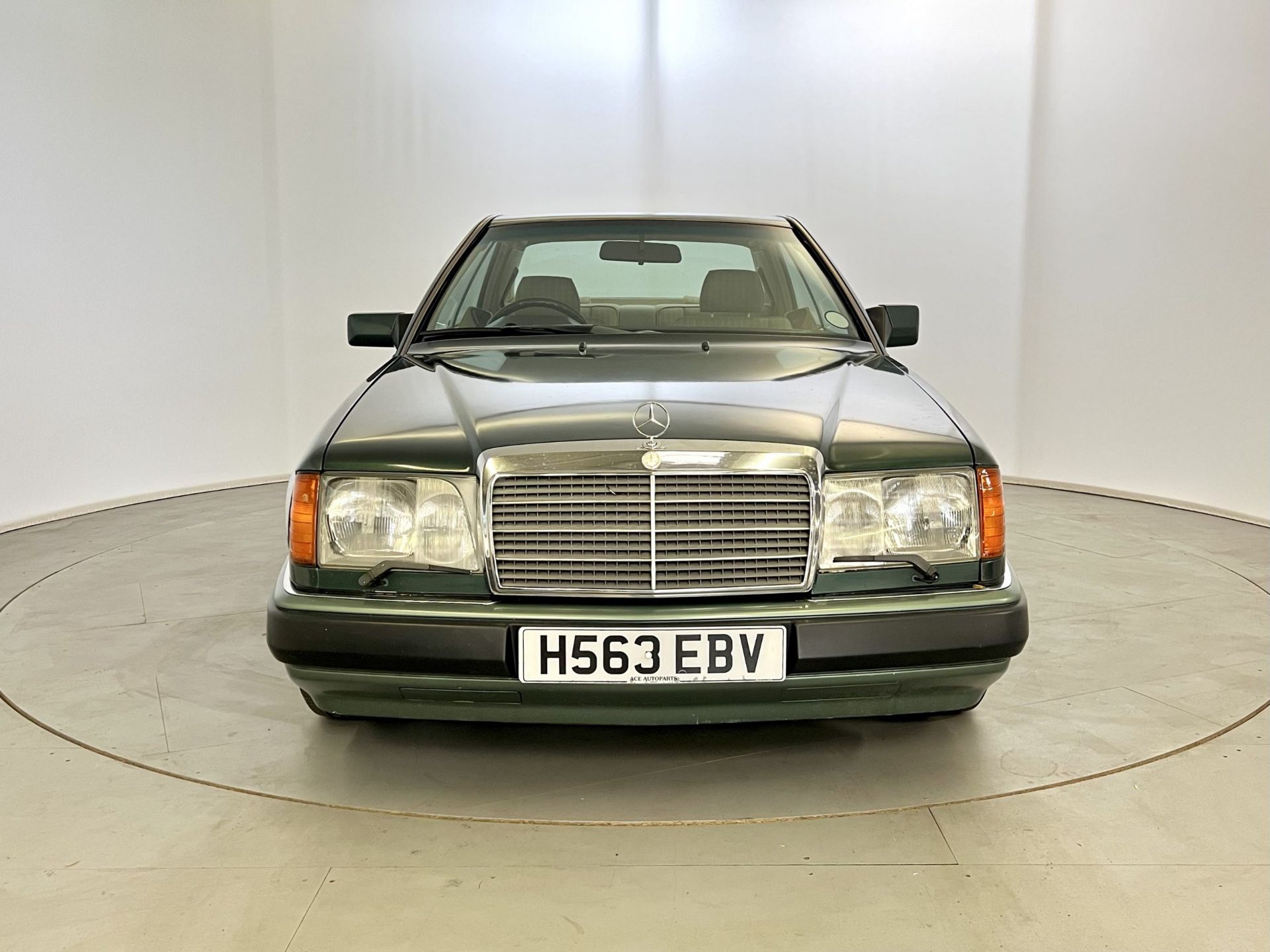 Mercedes 300CE - Image 2 of 30