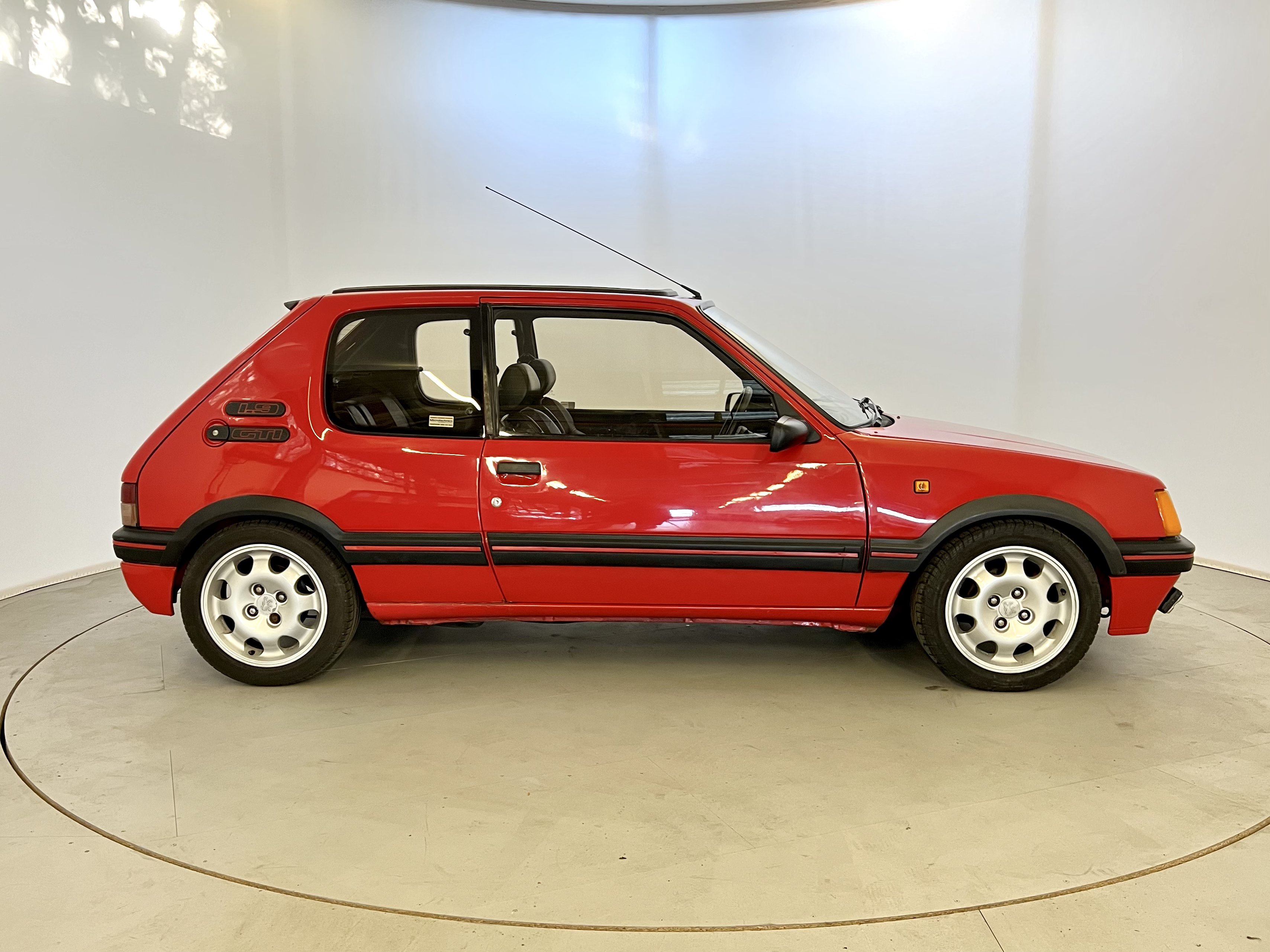 Peugeot 205 GTI 1.9 - Image 11 of 30