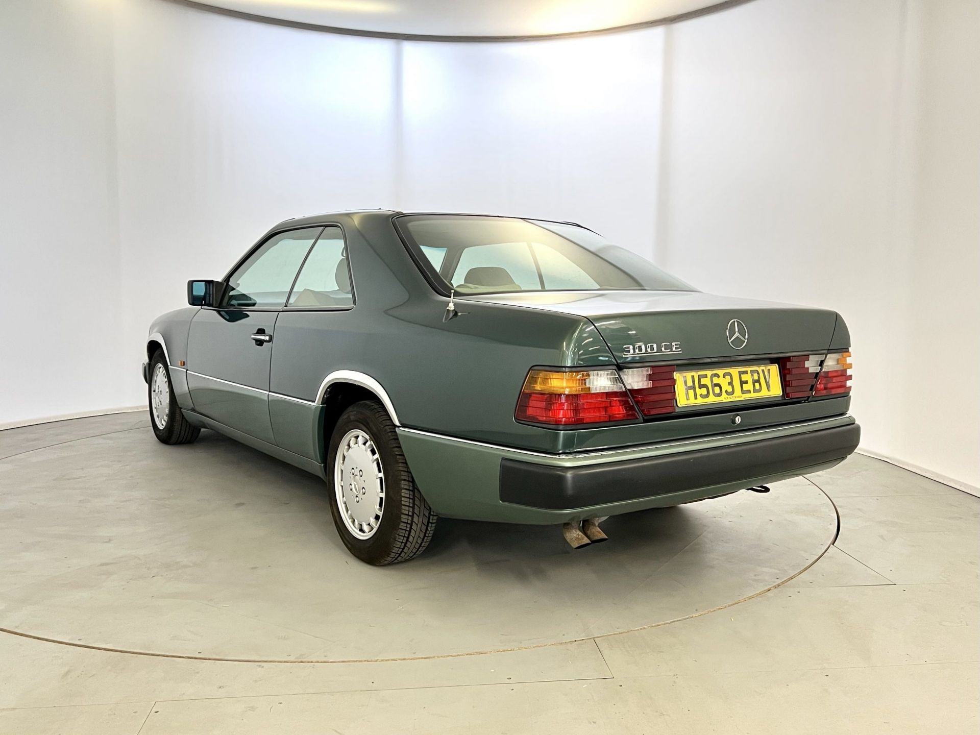 Mercedes 300CE - Image 7 of 30