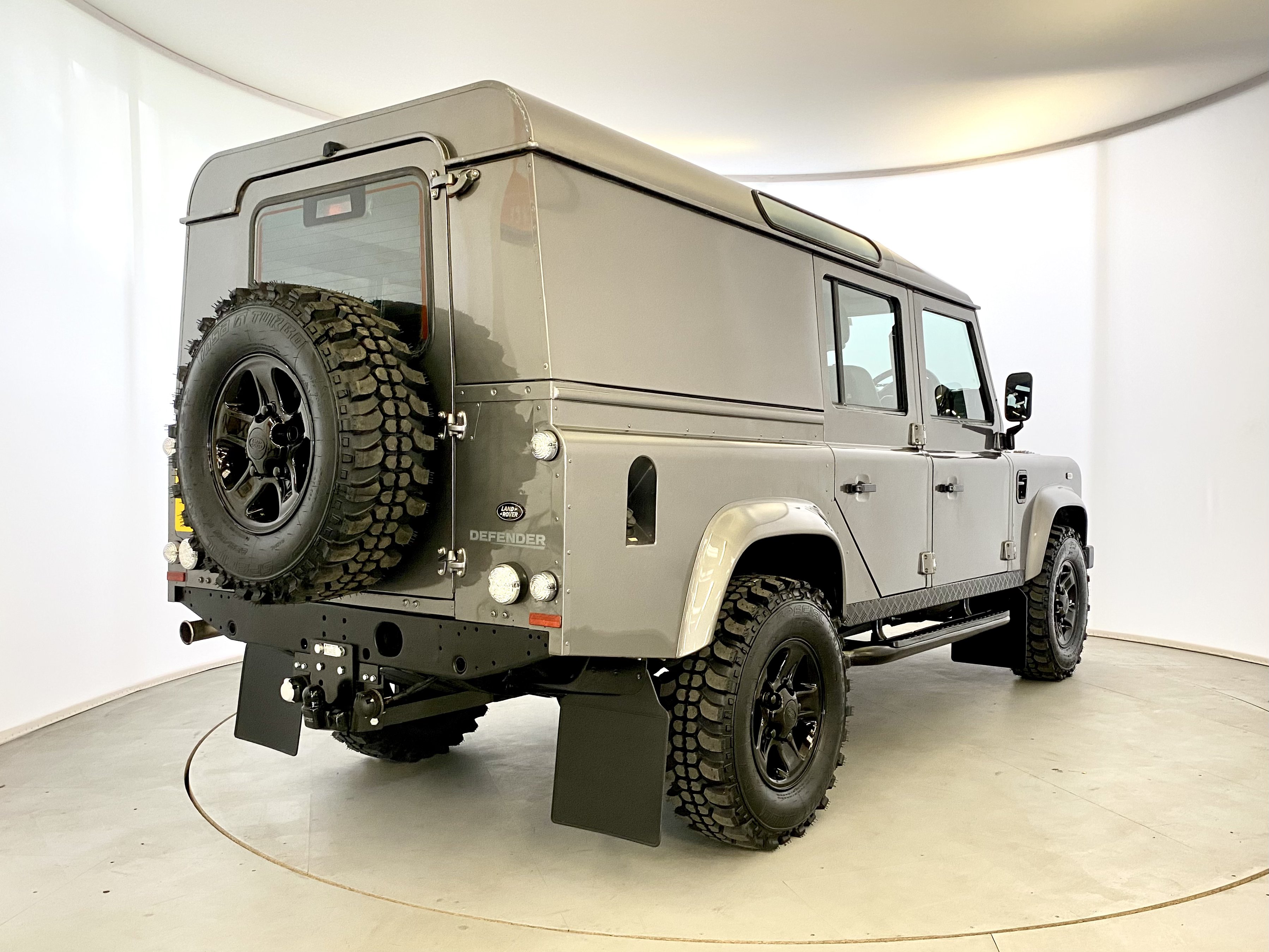 Land Rover Defender 110 TDCI Utility - Image 9 of 33