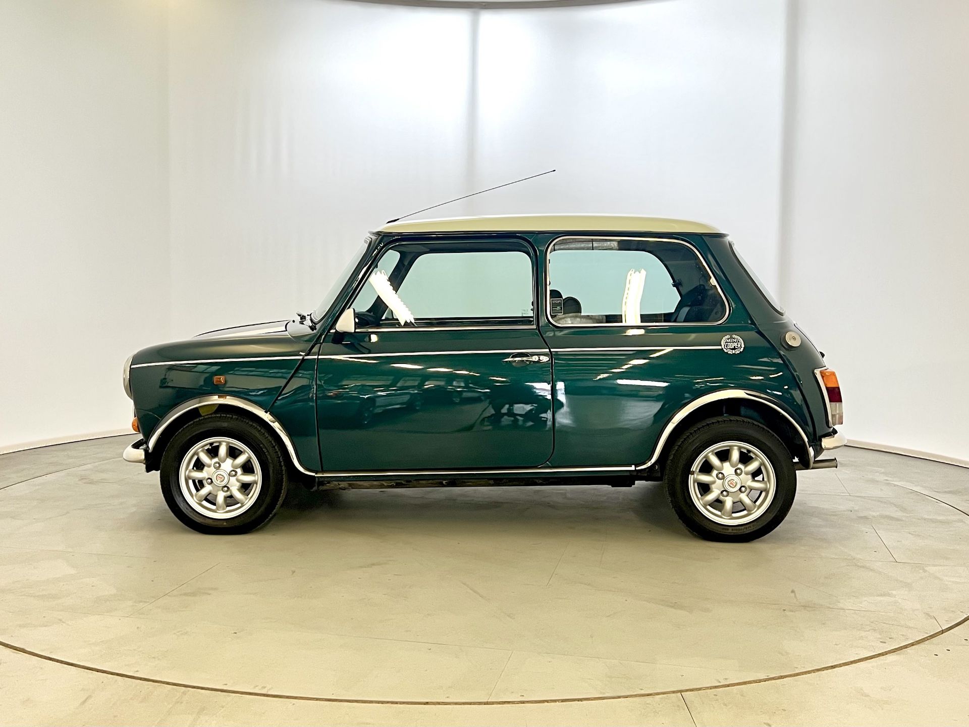 Mini Cooper - Image 5 of 29