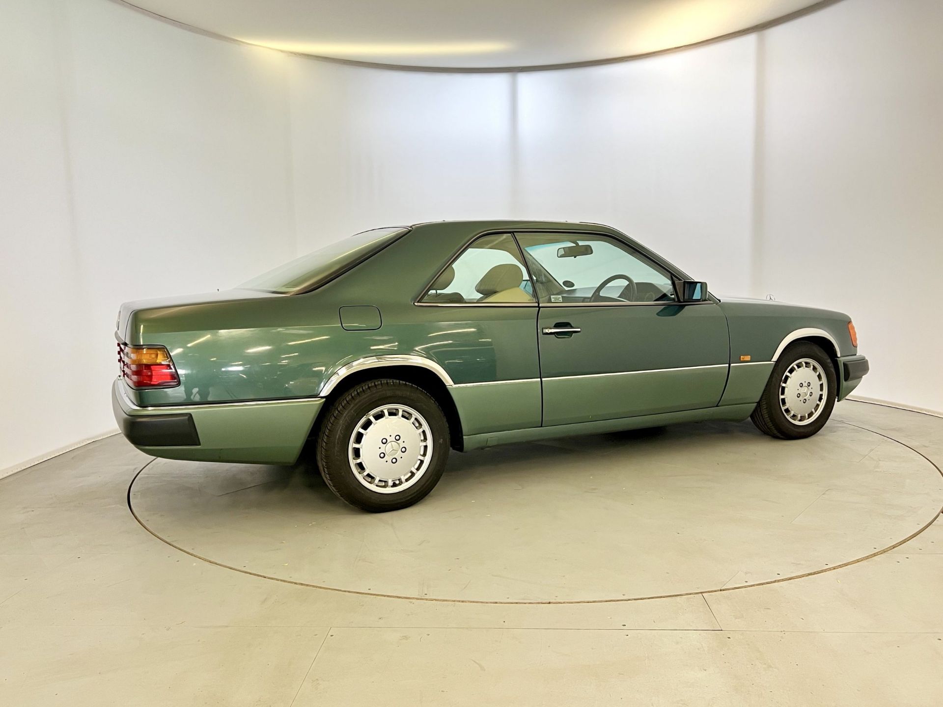 Mercedes 300CE - Image 10 of 30