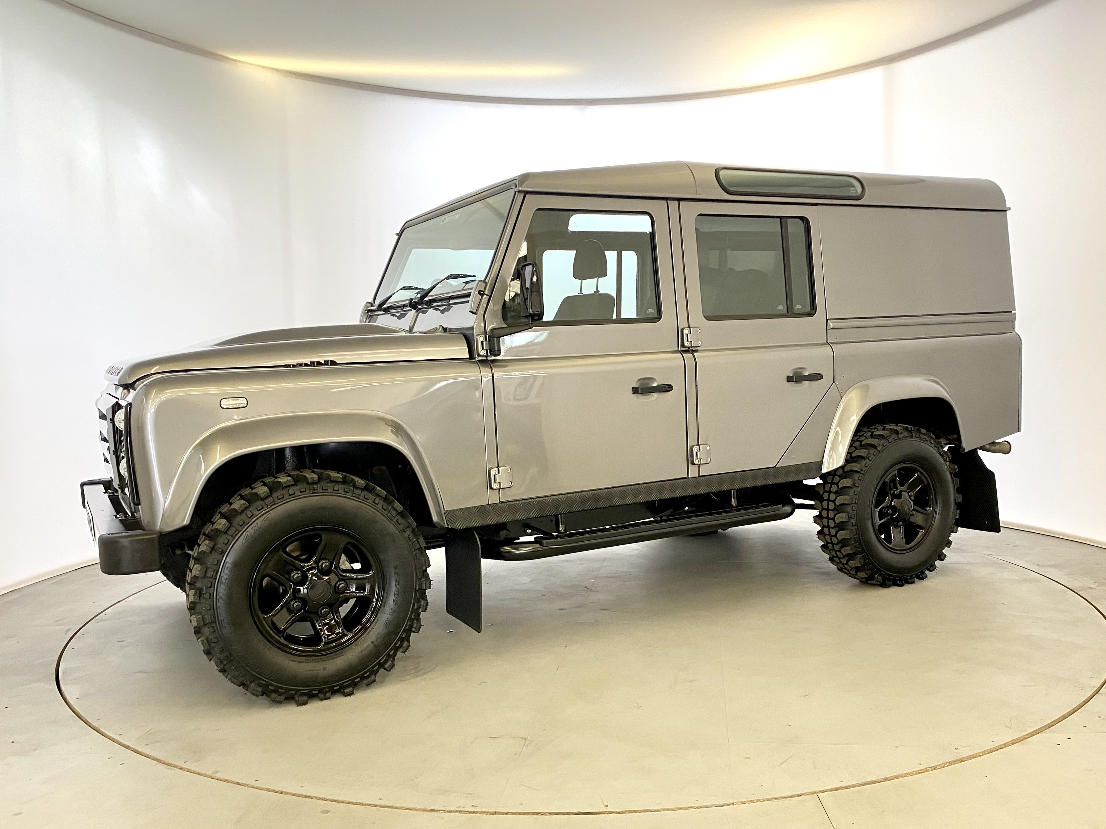 Land Rover Defender 110 TDCI Utility - Image 4 of 33