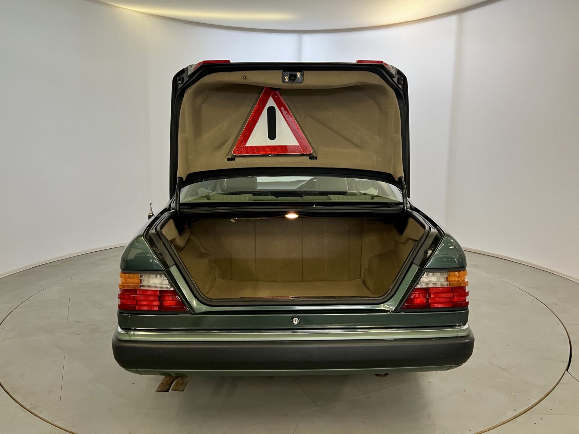 Mercedes 300CE - Image 27 of 30