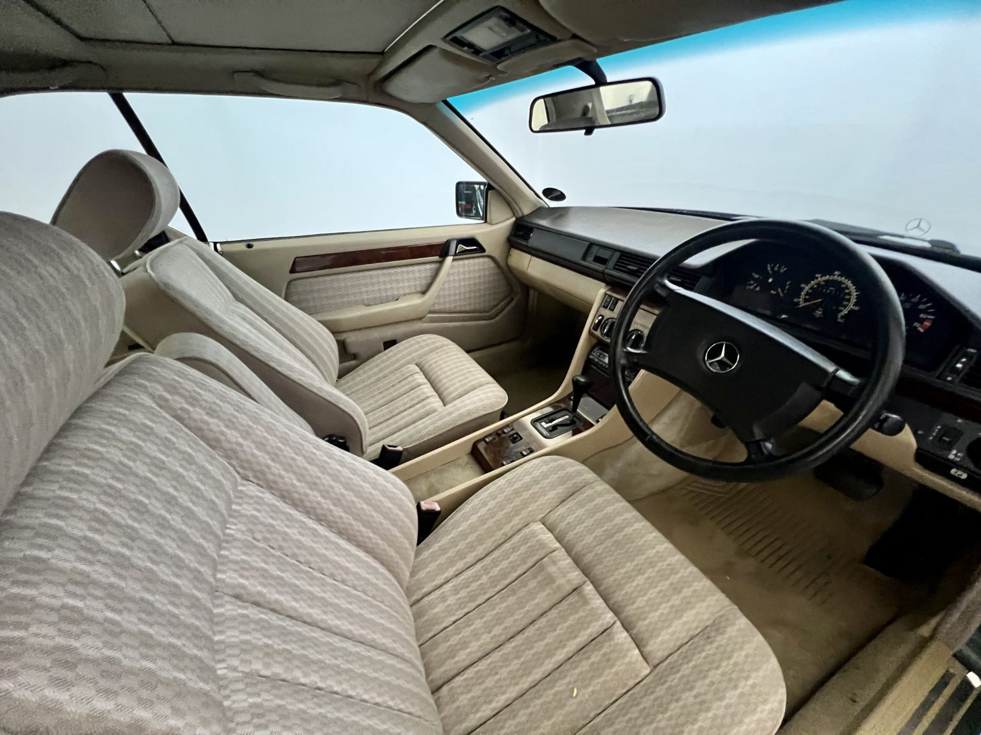 Mercedes 300CE - Image 19 of 30
