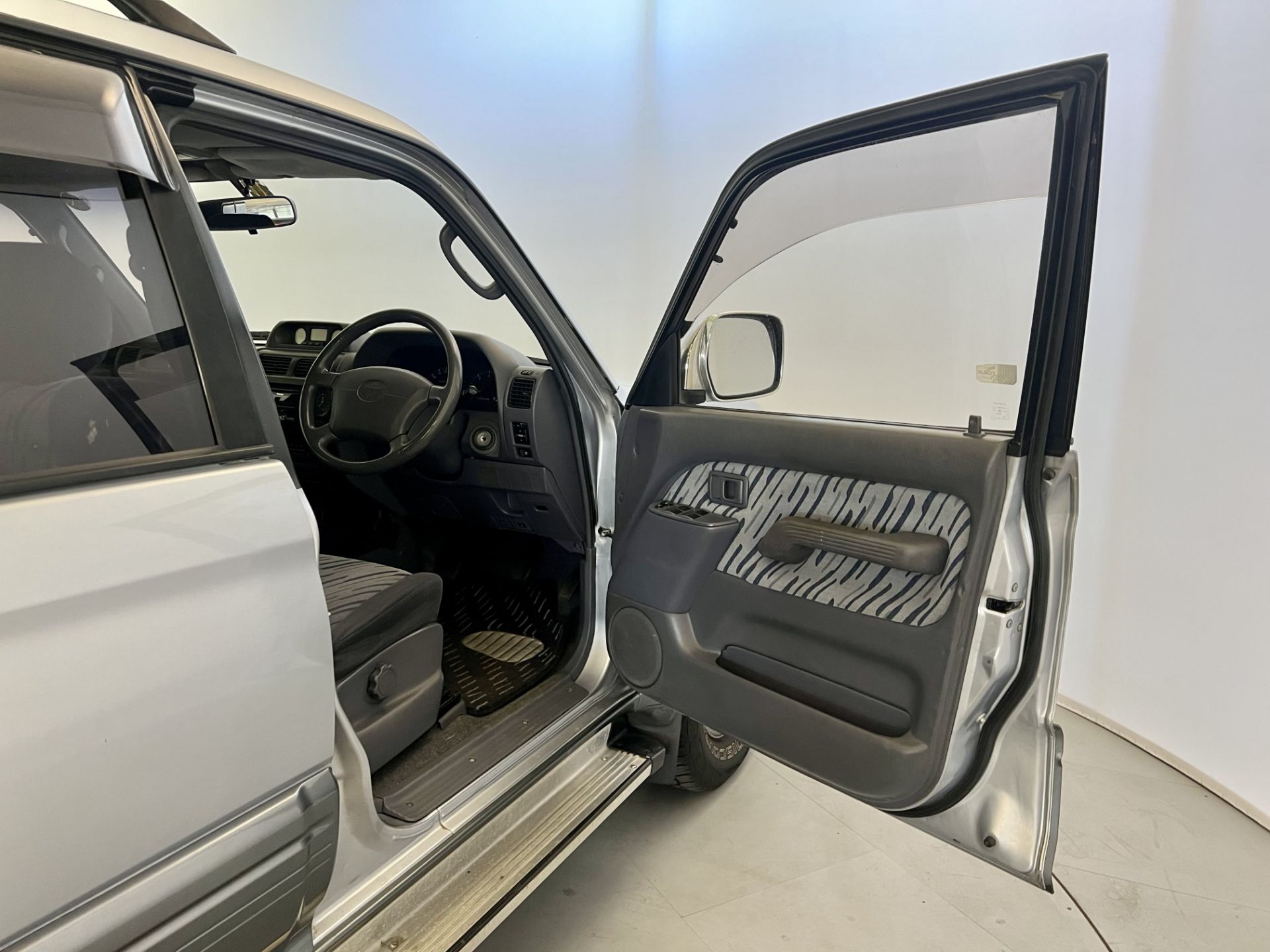 Toyota Landcruiser - Image 17 of 34