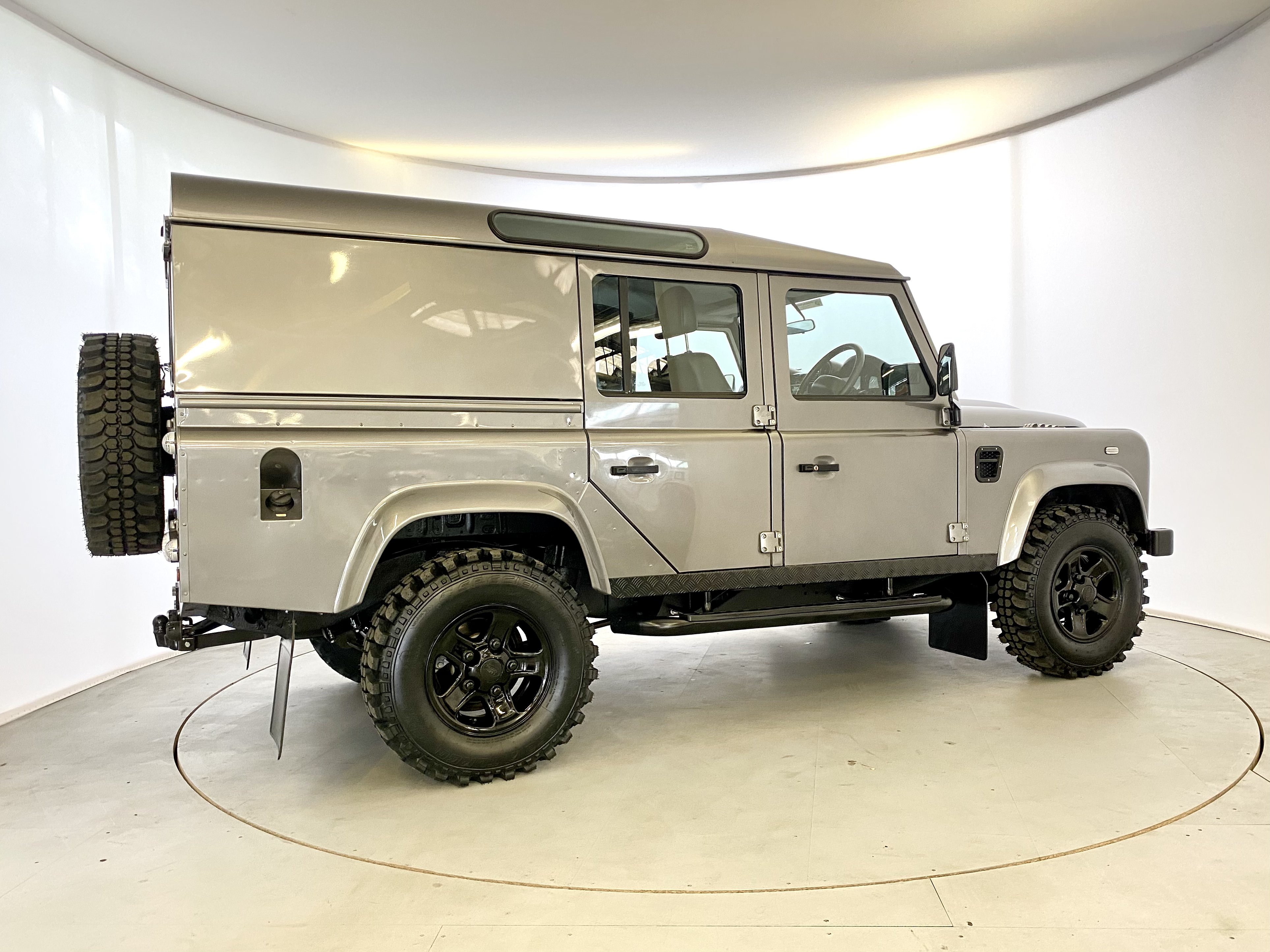 Land Rover Defender 110 TDCI Utility - Image 10 of 33