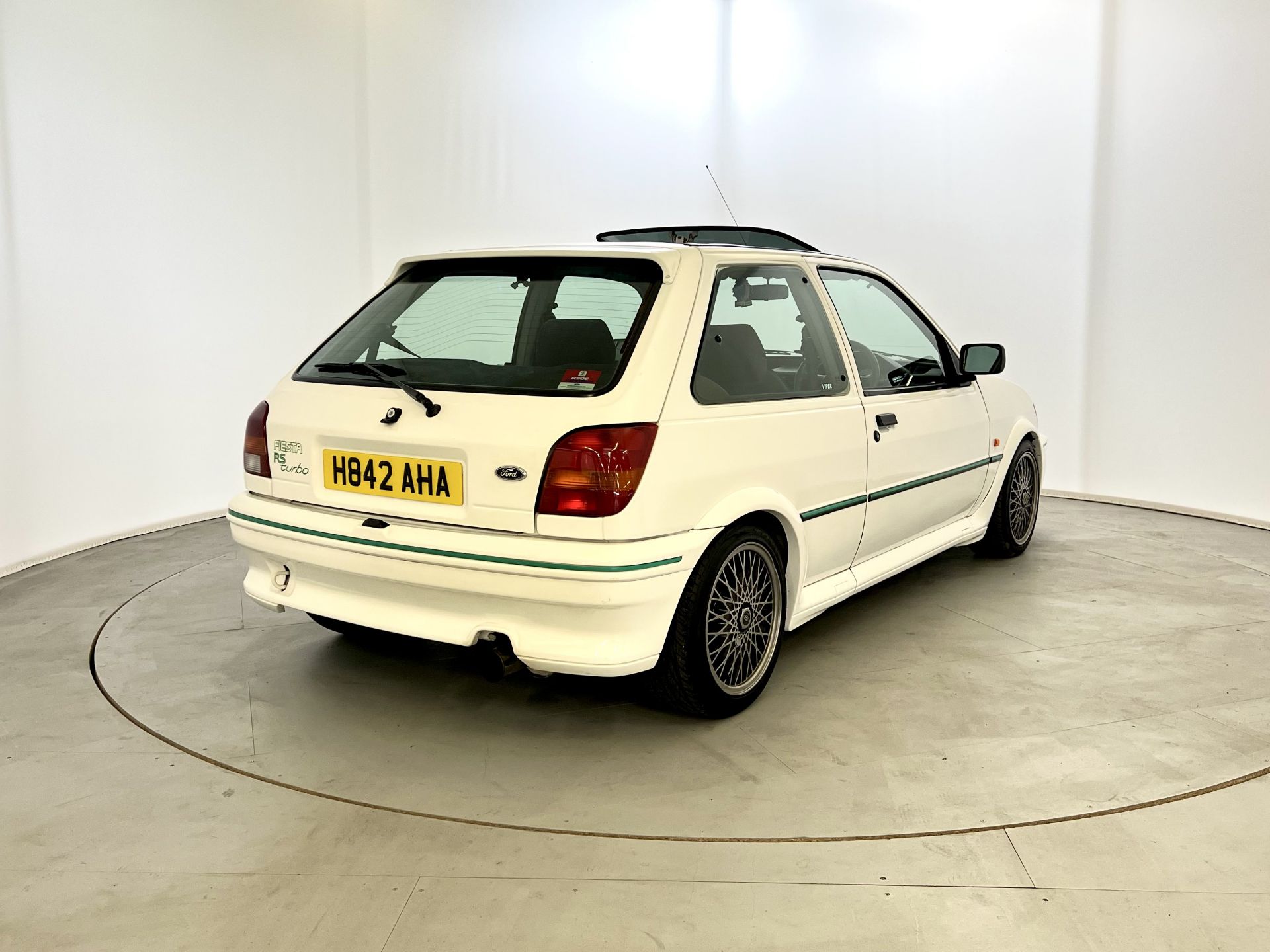 Ford Fiesta RS Turbo - Image 9 of 26