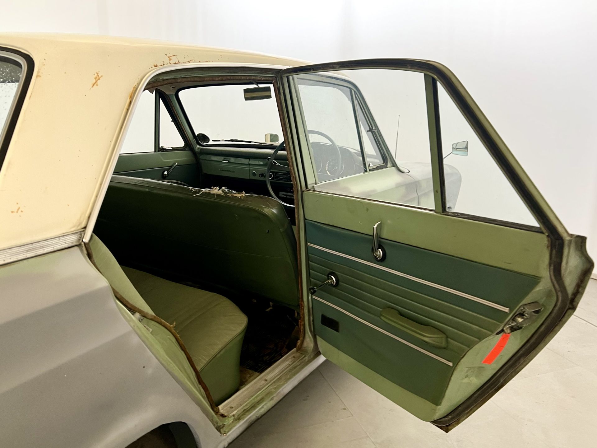 Ford Cortina Deluxe - Image 20 of 31