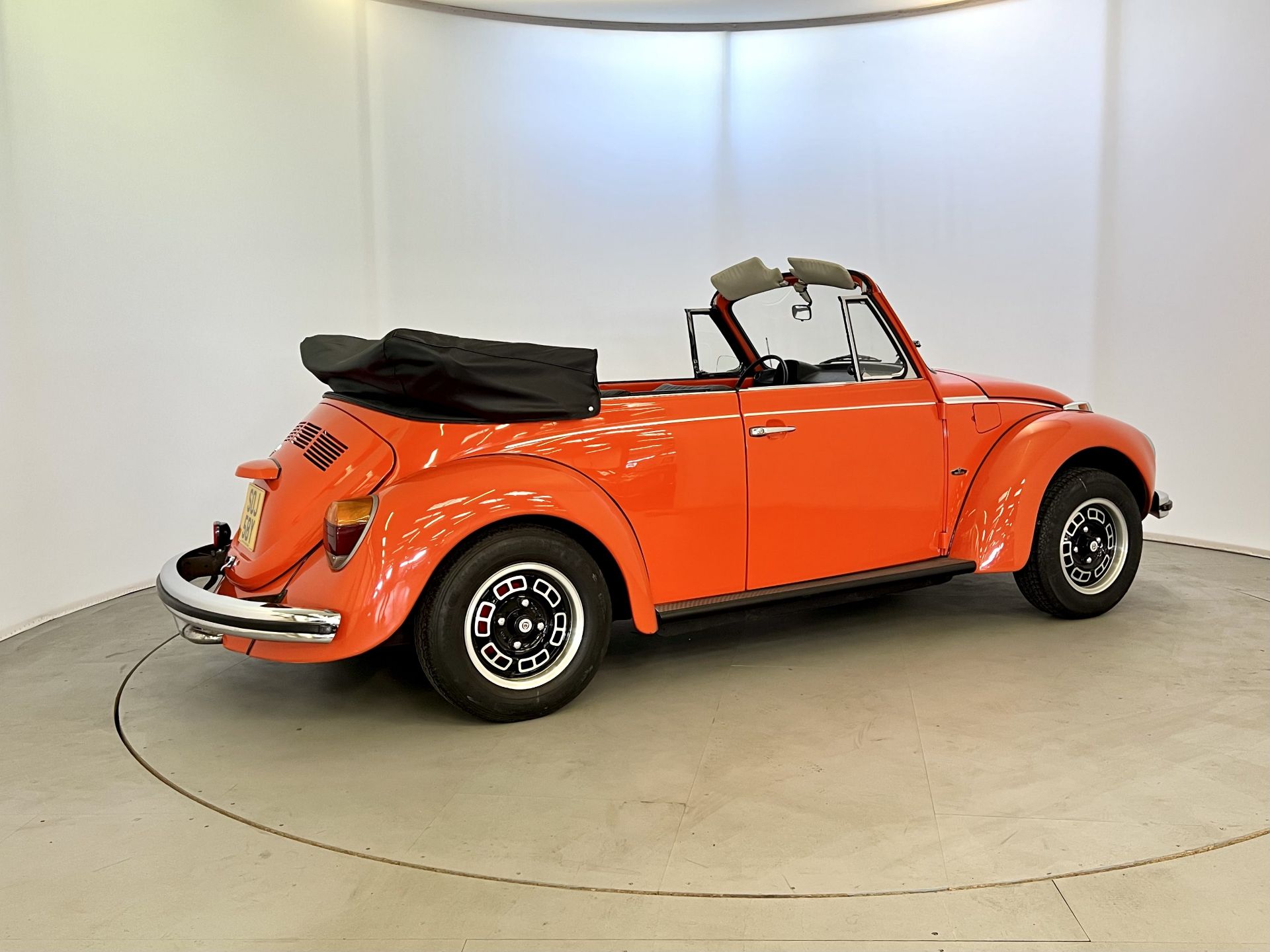 Volkswagen Beetle Cabriolet - Image 10 of 33