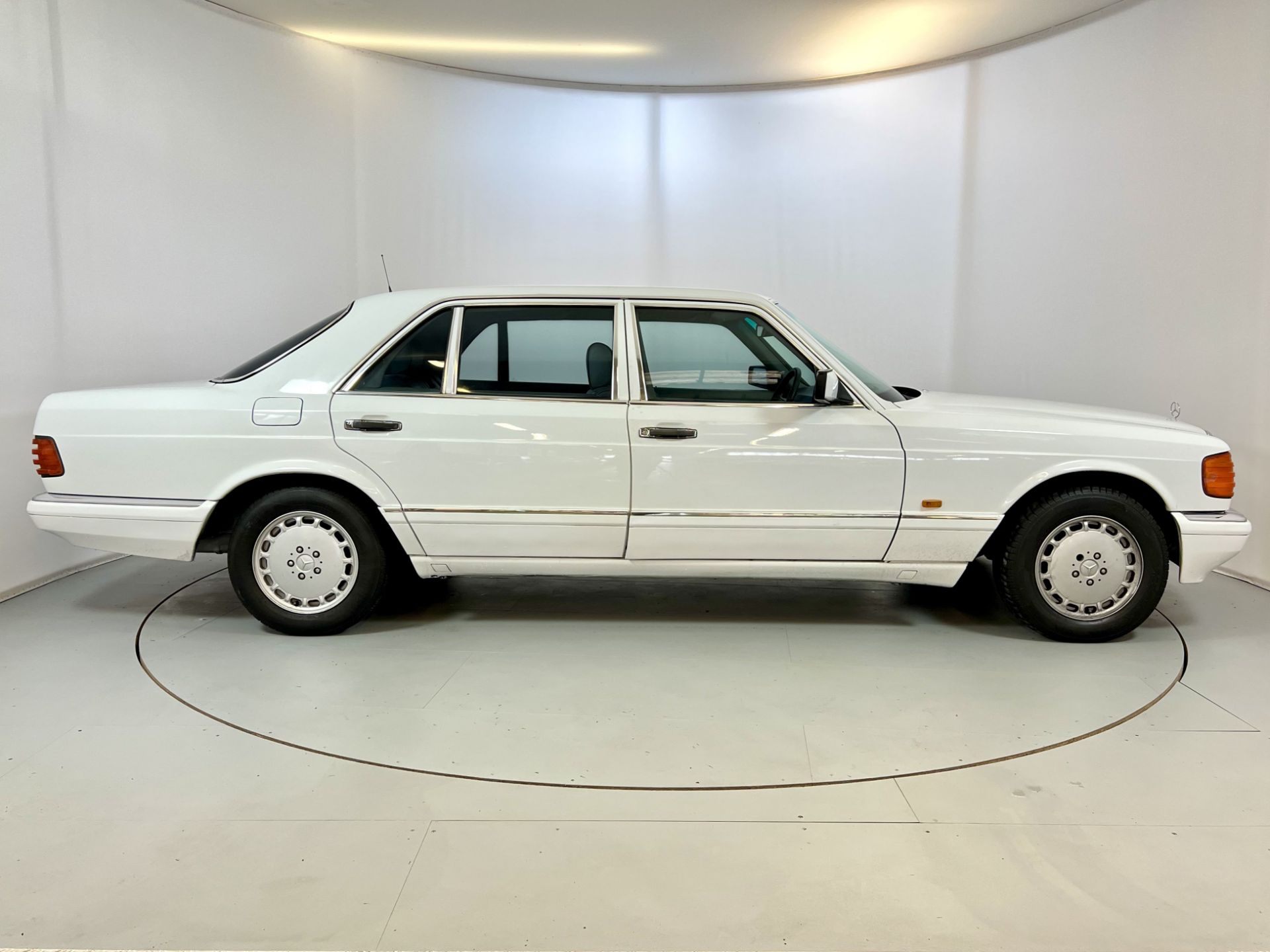 Mercedes 300SEL - Image 11 of 34