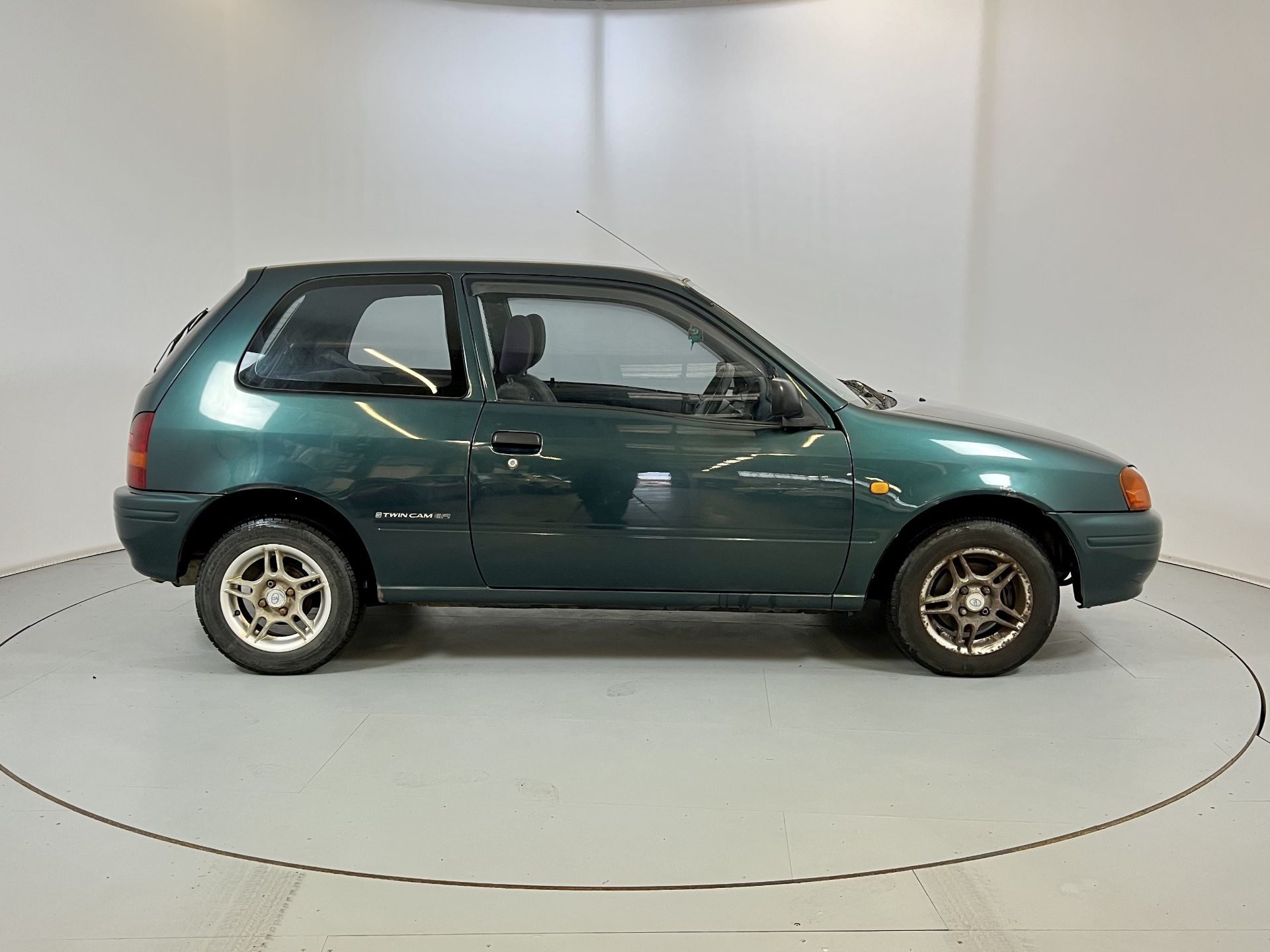 Toyota Starlet - Image 11 of 27