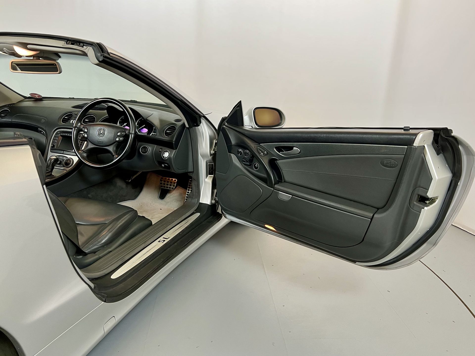 Mercedes-Benz SL500 - Image 17 of 28