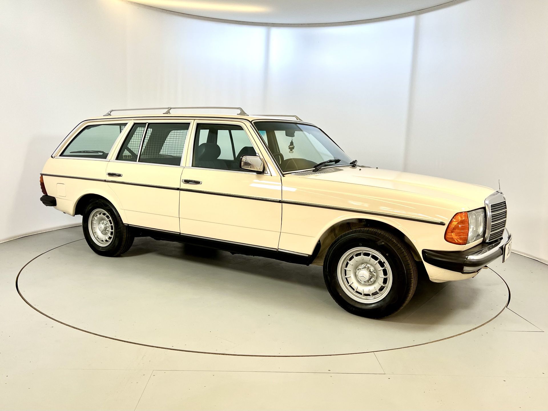 Mercedes-Benz 200T - Image 12 of 34