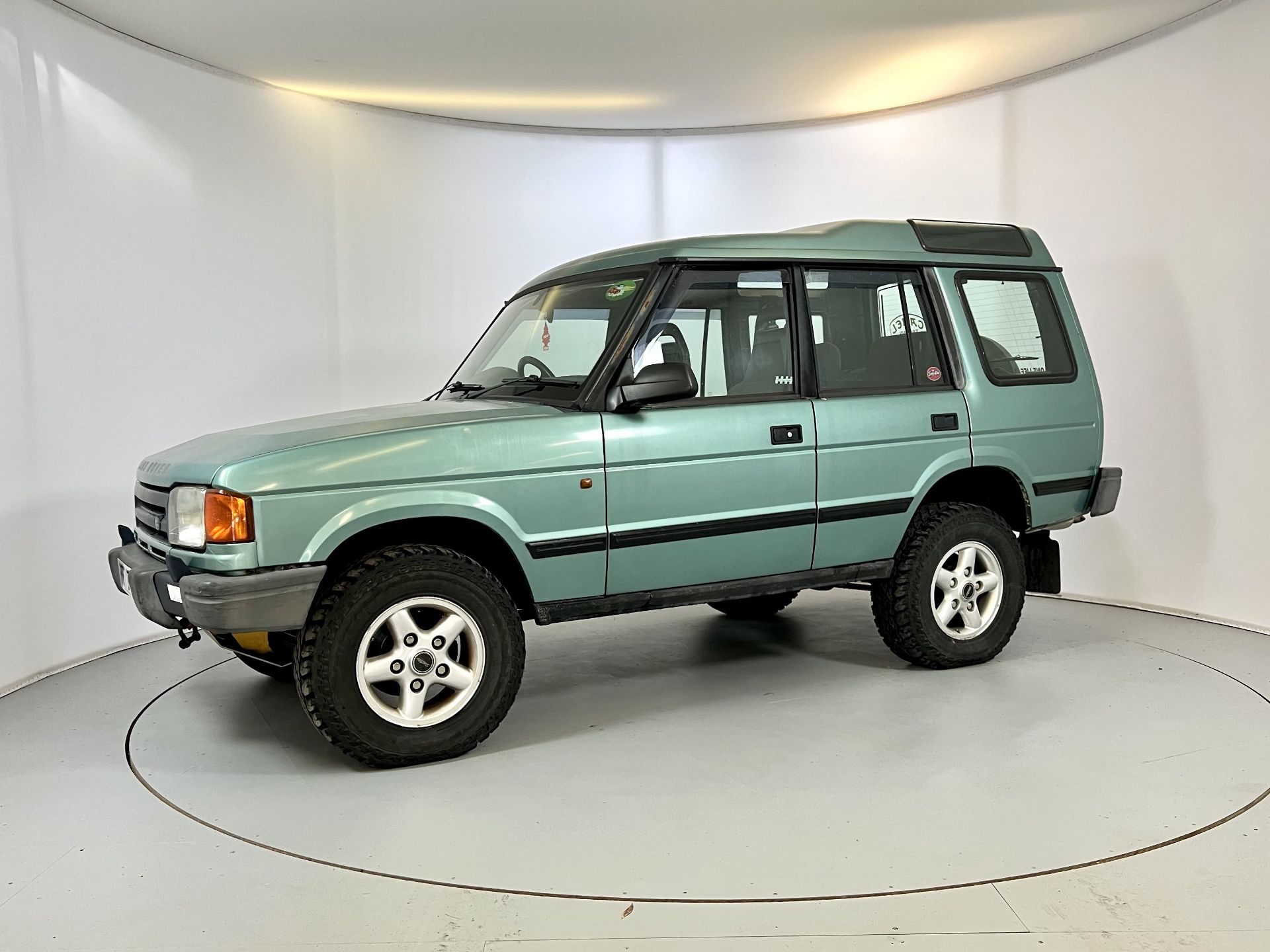 Land Rover Discovery - Image 4 of 34