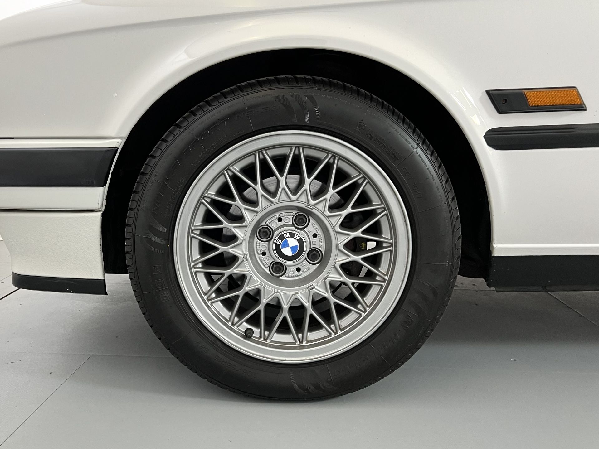 BMW 325i - Image 16 of 37