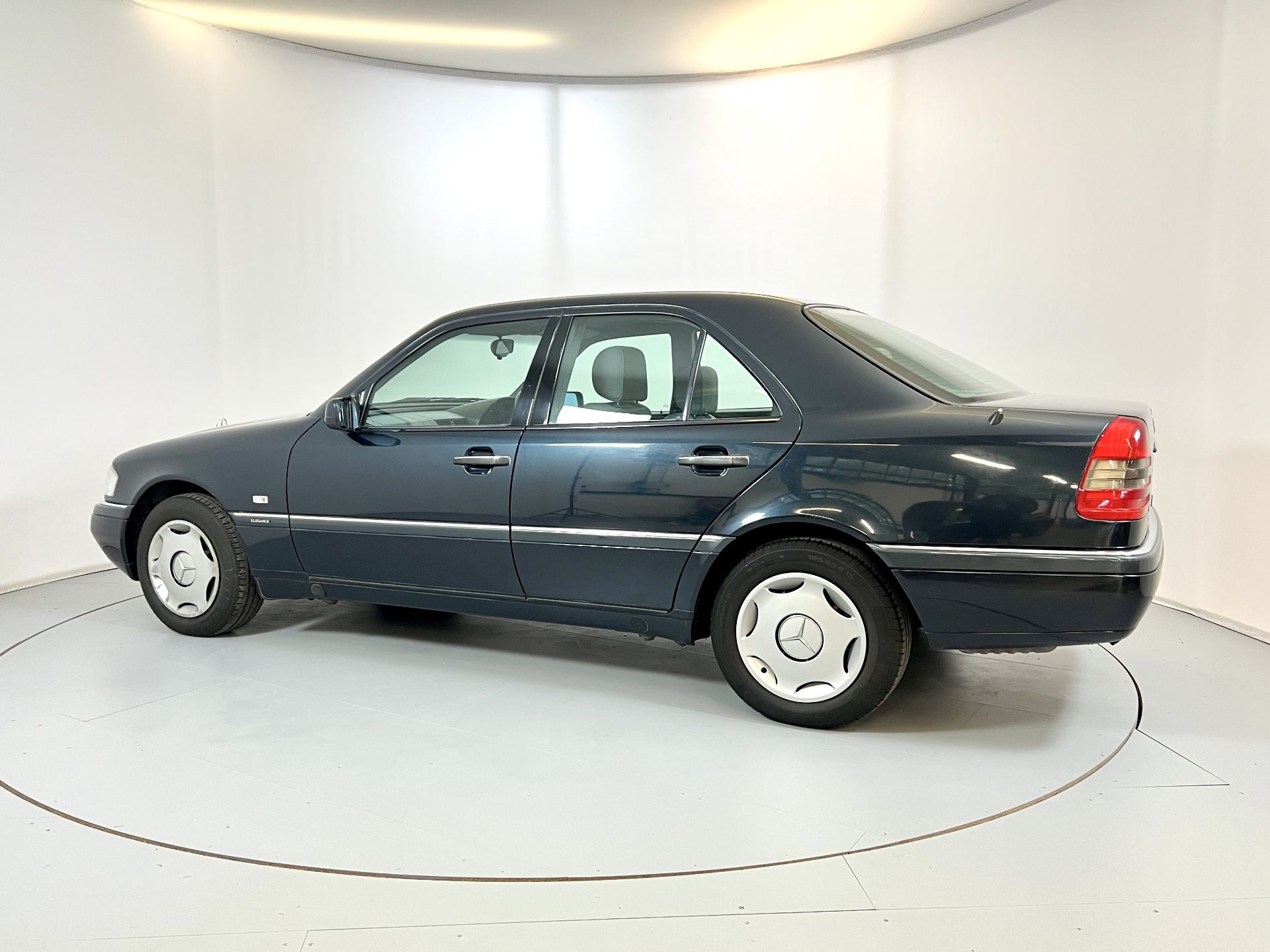 Mercedes-Benz C200 - Image 6 of 33