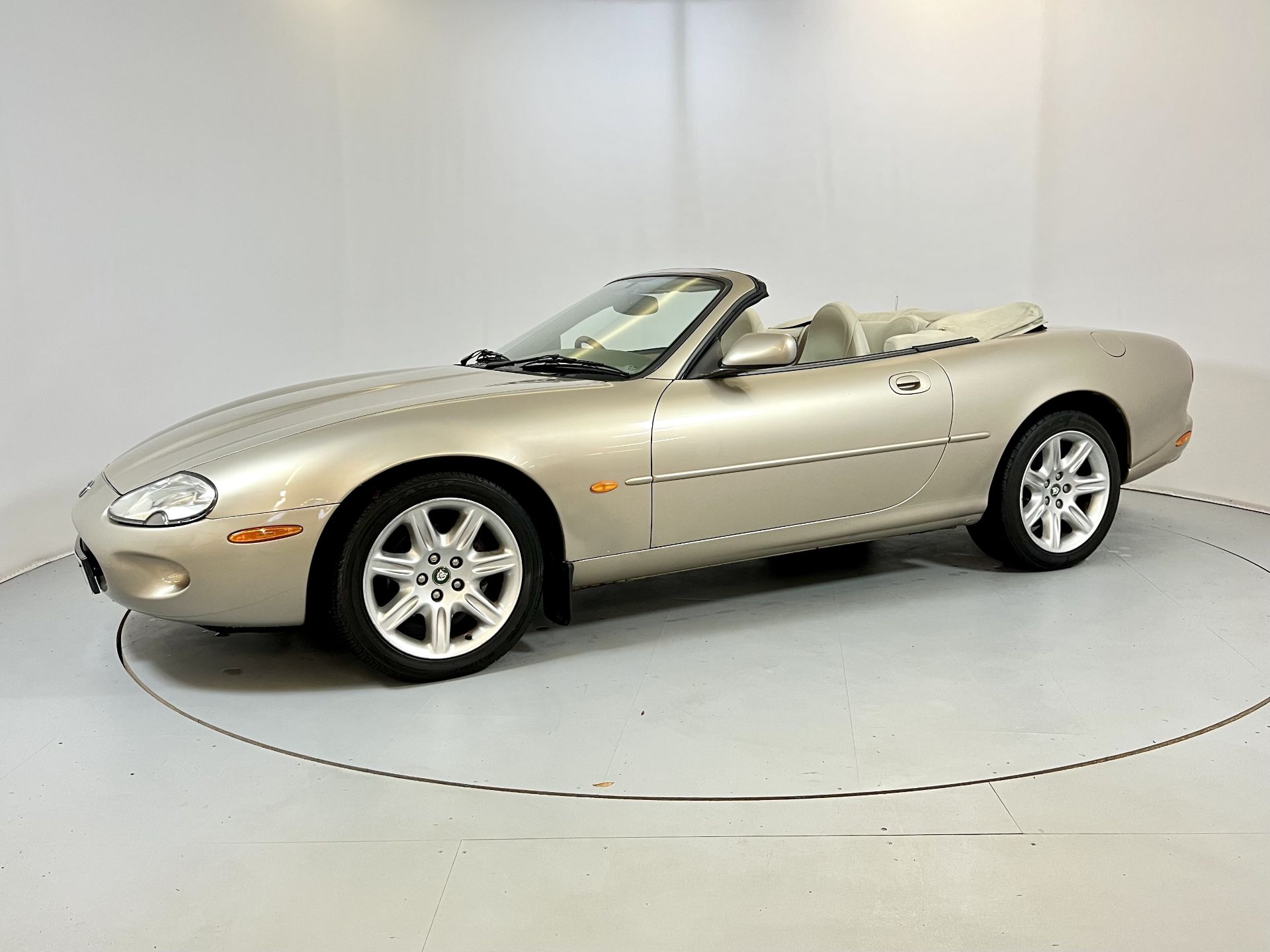 Jaguar XK8 Convertible - Image 4 of 30