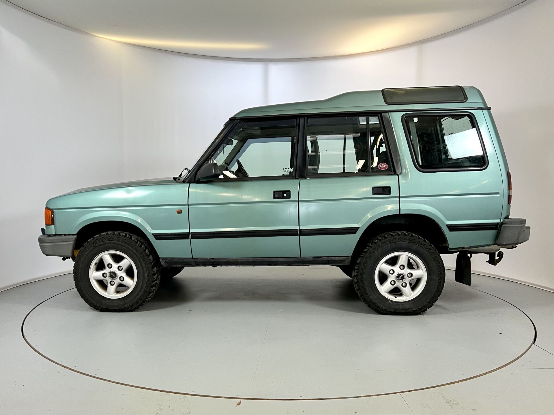 Land Rover Discovery - Image 5 of 34