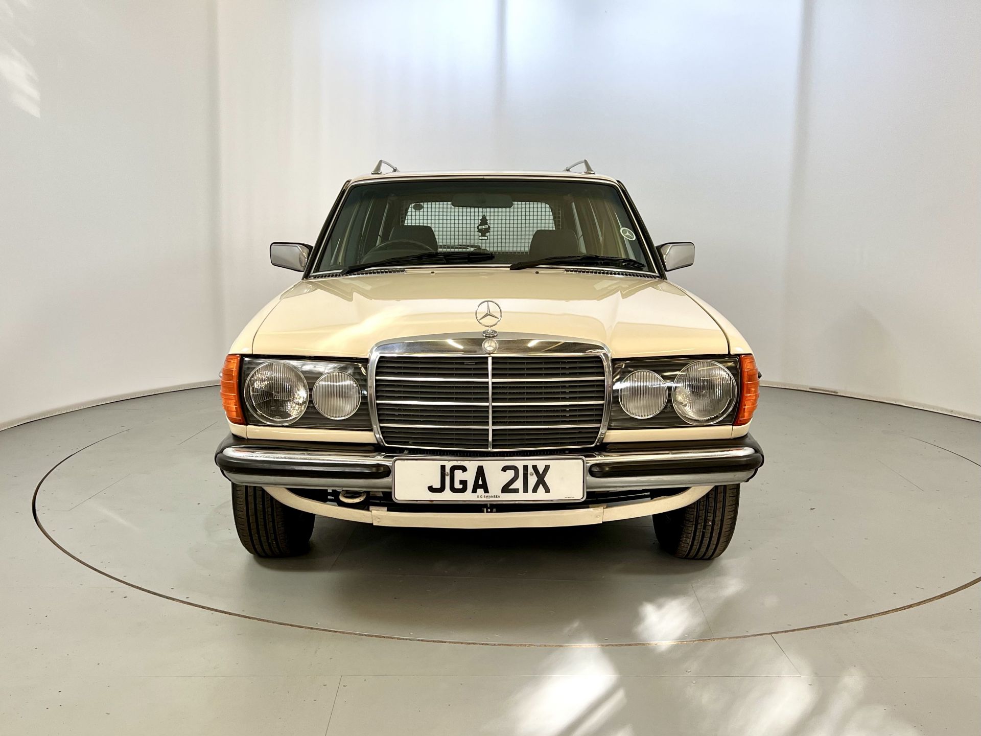 Mercedes-Benz 200T - Image 2 of 34