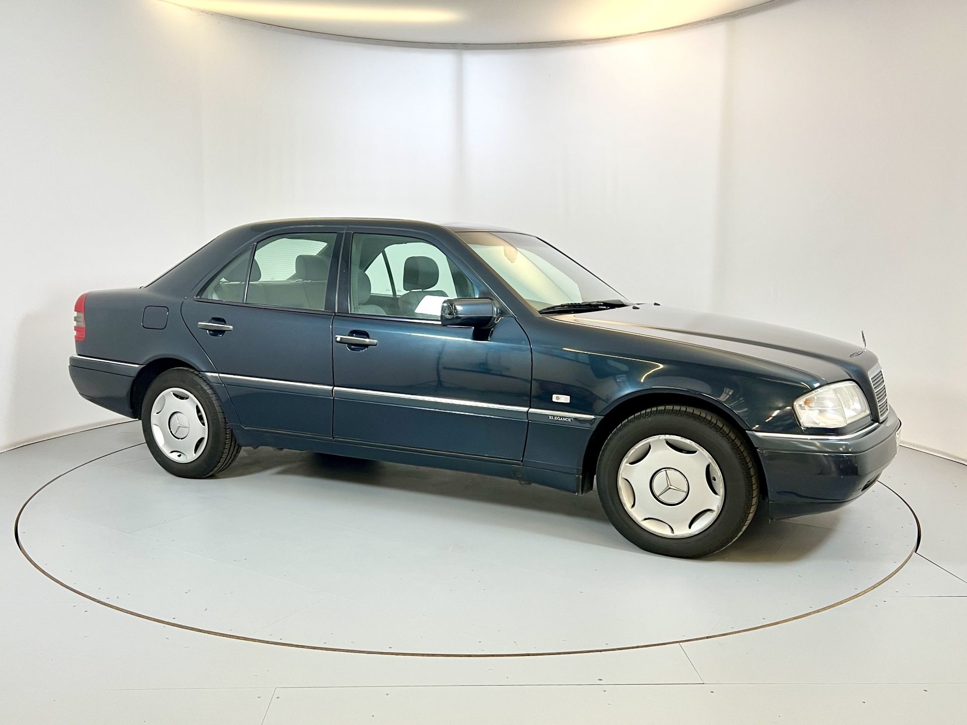 Mercedes-Benz C200 - Image 12 of 33