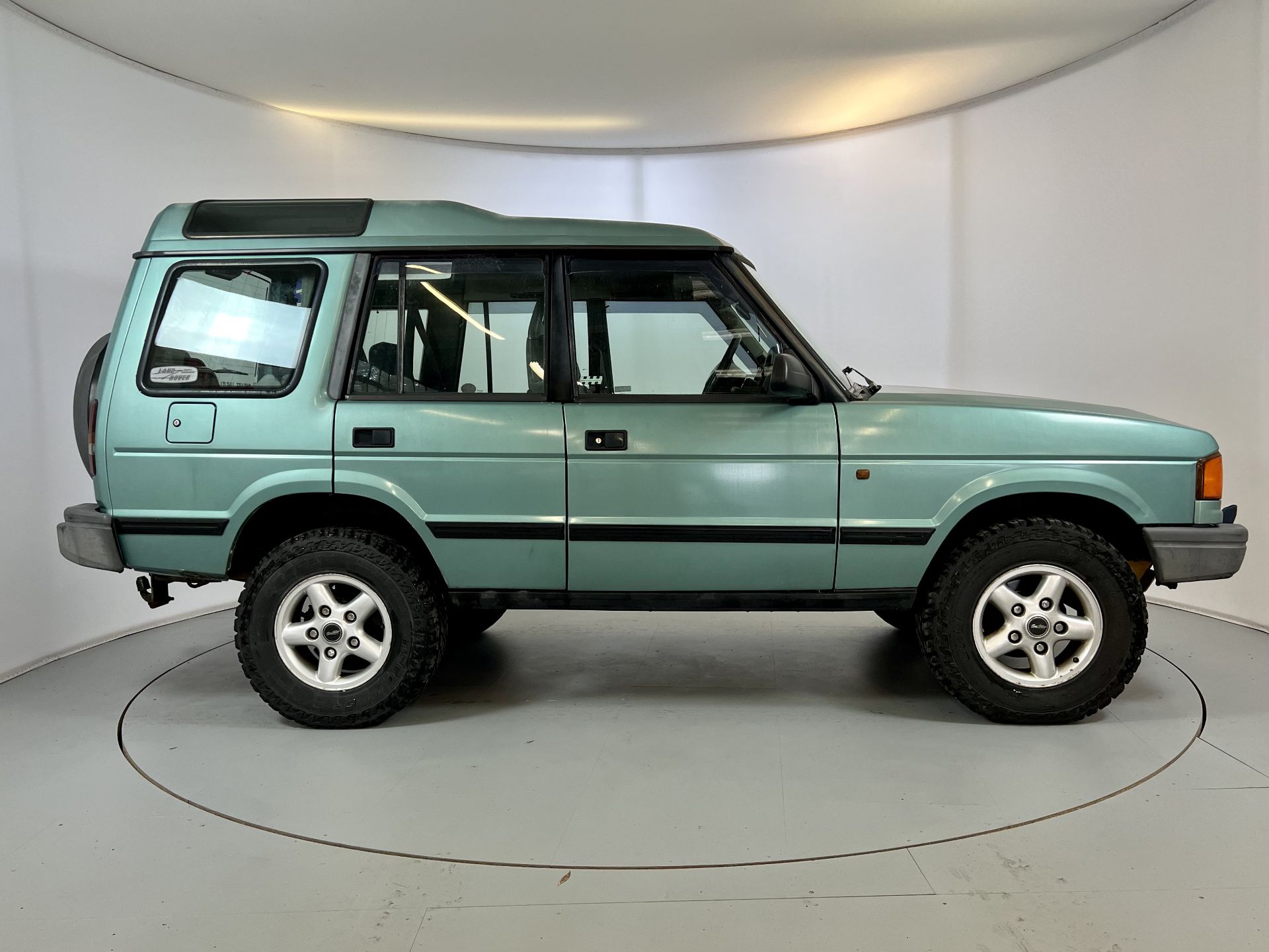 Land Rover Discovery - Image 11 of 34