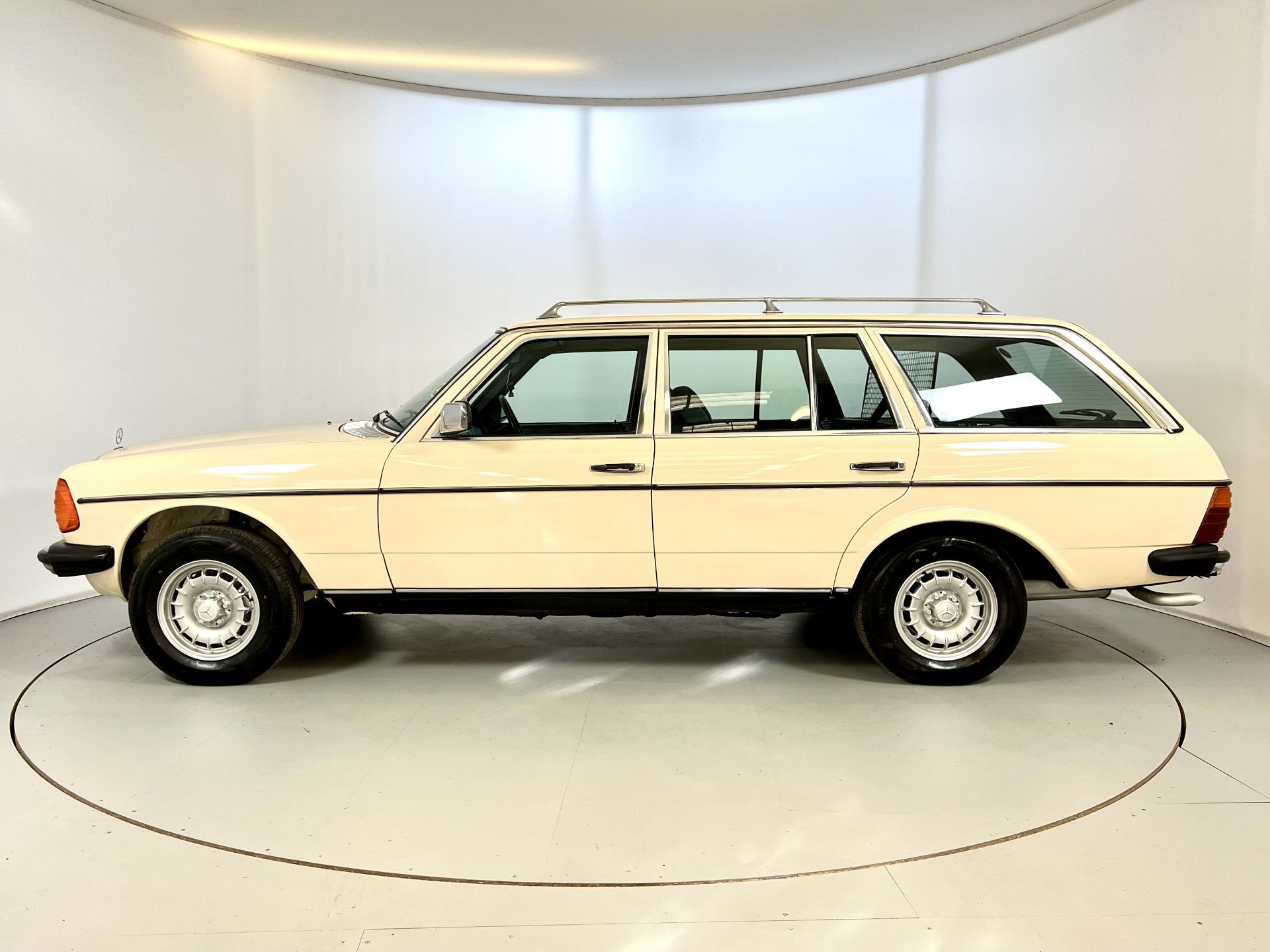 Mercedes-Benz 200T - Image 5 of 34