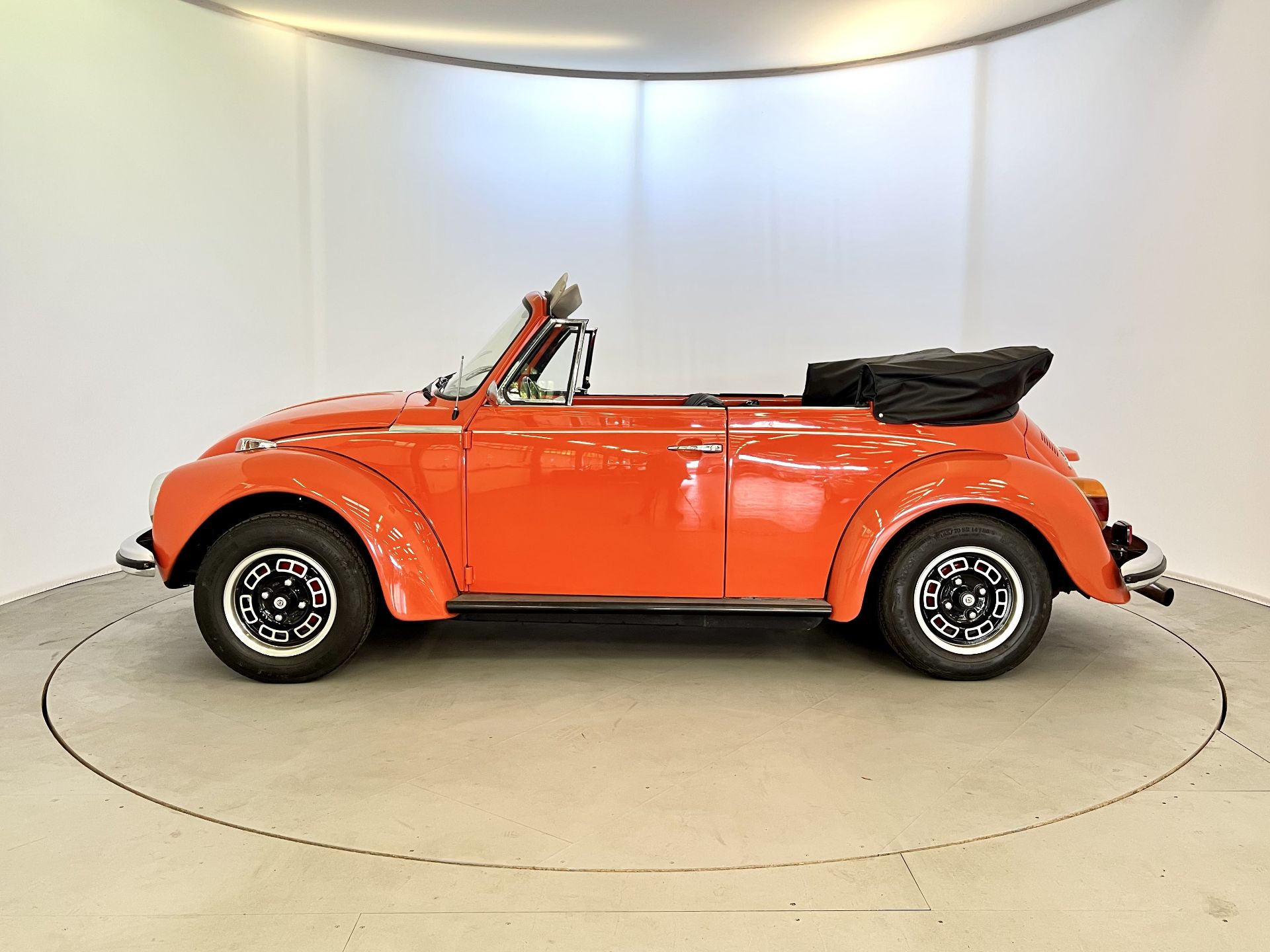 Volkswagen Beetle Cabriolet - Image 5 of 33