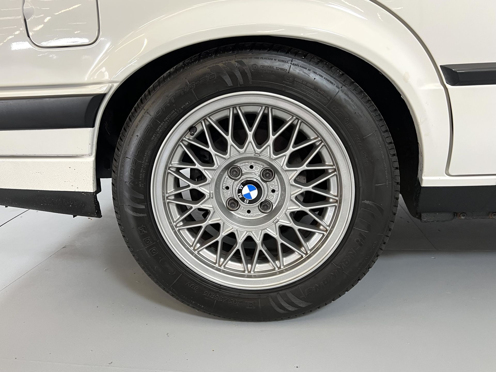 BMW 325i - Image 14 of 37