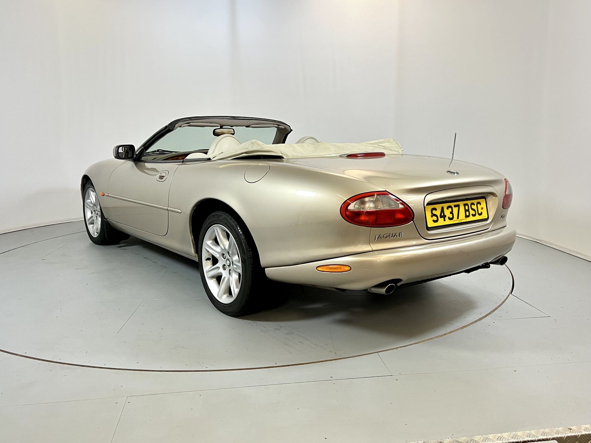 Jaguar XK8 Convertible - Image 7 of 30