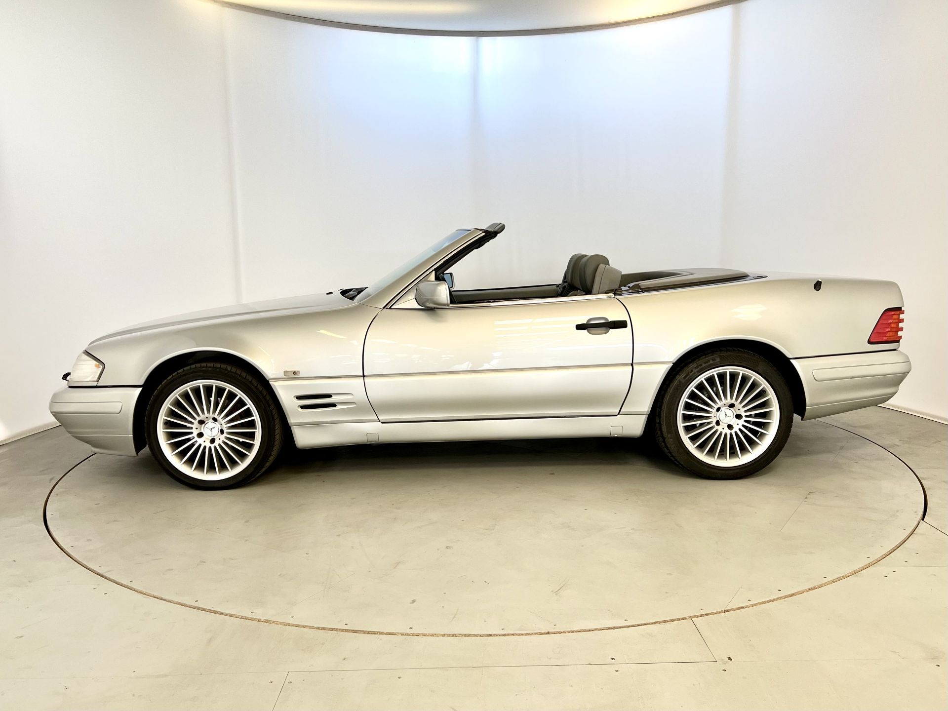 Mercedes-Benz SL320 - Image 5 of 31