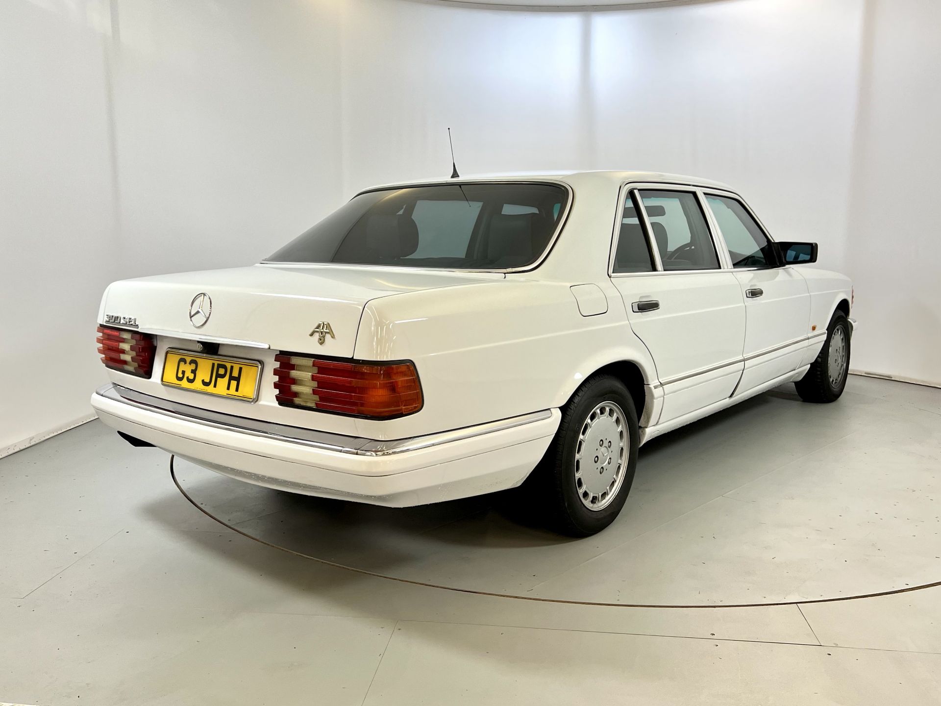 Mercedes 300SEL - Image 9 of 34